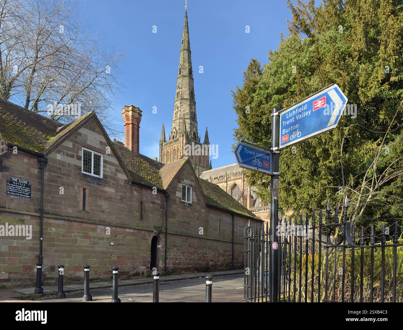 L'une des trois flèches de la cathédrale de Lichfield vue de la jonction de la Close, Dam Street et Reeve Lane Banque D'Images