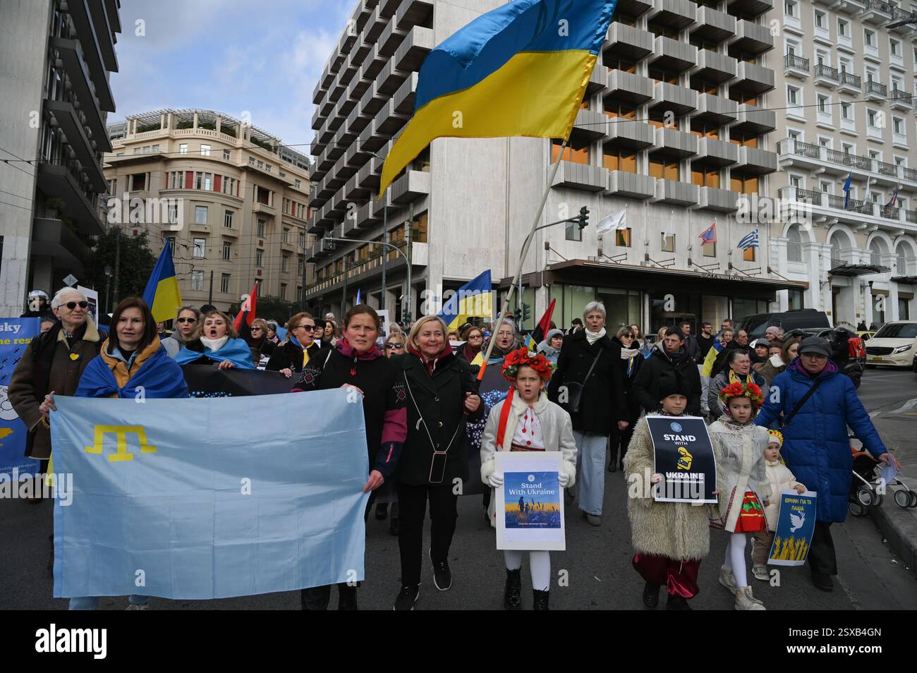 Athènes, Grèce, 23 février 2025. Des centaines de partisans marchent vers le Parlement pour commémorer et manifester leur soutien à l’Ukraine, qui est en guerre avec la Russie depuis trois ans, tandis que le président Trump et le président russe Poutine tentent de négocier un accord de paix. Crédit : Dimitris Aspiotis/Alamy Live News Banque D'Images
