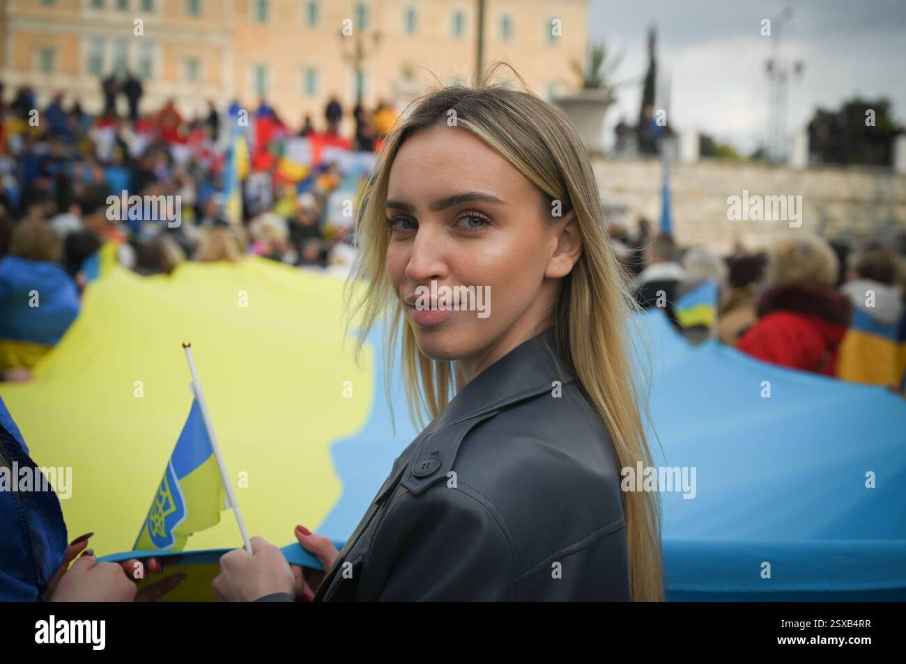 Athènes, Grèce, 23 février 2025. Des centaines de partisans se rassemblent sur la place Syntagma avant le Parlement pour commémorer et manifester leur soutien à l’Ukraine, qui est en guerre avec la Russie depuis trois ans, tandis que le président Trump et le président russe Poutine tentent de négocier un accord de paix. Crédit : Dimitris Aspiotis/Alamy Live News Banque D'Images
