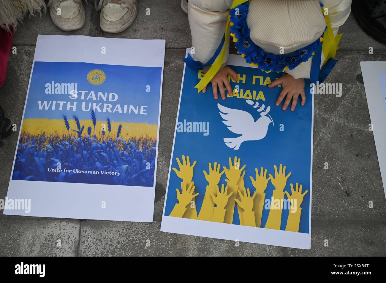 Athènes, Grèce, 23 février 2025. Des centaines de partisans se rassemblent sur la place Syntagma avant le Parlement pour commémorer et manifester leur soutien à l’Ukraine, qui est en guerre avec la Russie depuis trois ans, tandis que le président Trump et le président russe Poutine tentent de négocier un accord de paix. Crédit : Dimitris Aspiotis/Alamy Live News Banque D'Images