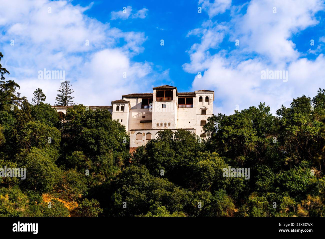 Generalife blanche de l'Alhambra de Grenade Hillside : une retraite de jardin mauresque surplombant des siècles de splendeur andalouse et de sérénité durable Banque D'Images