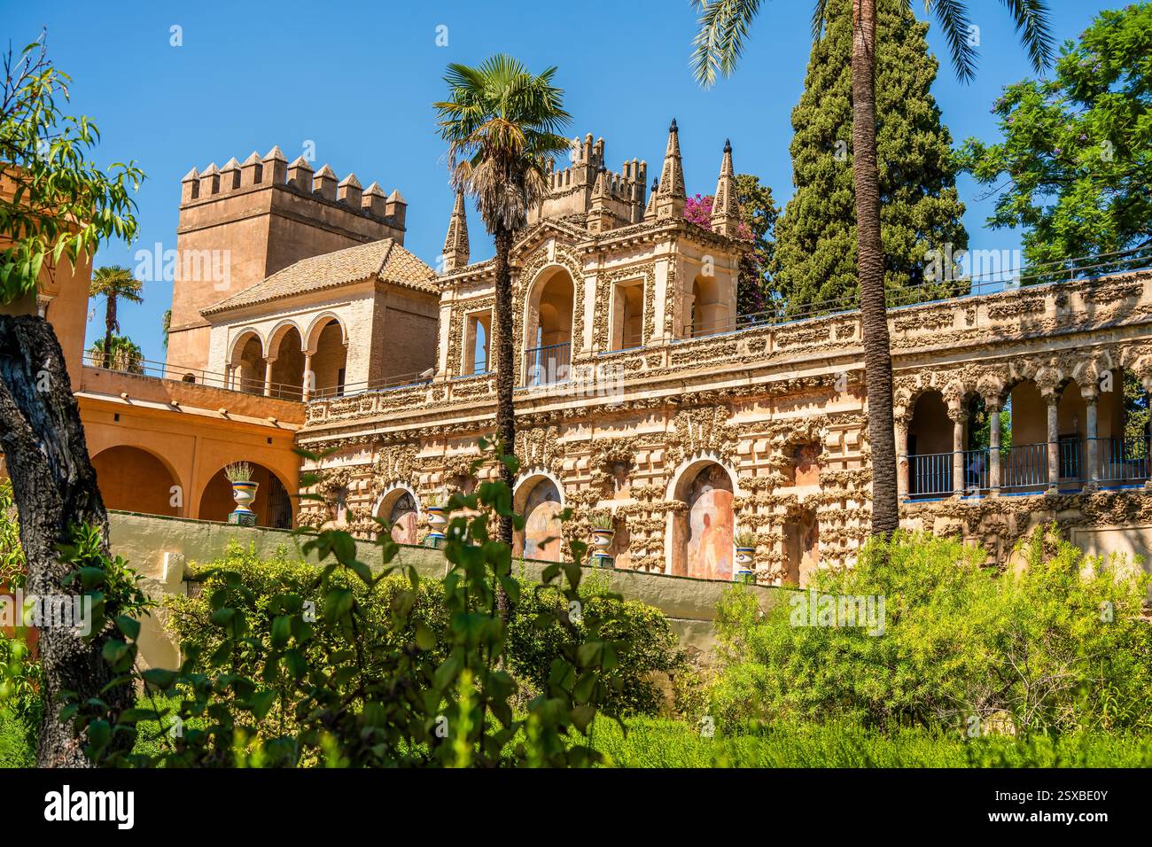 Galería de los Grutescos dans le Royal Alcázar de Séville : grotesques Renaissance ombragés de palmiers au milieu de la majesté intemporelle et de la splendeur royale d'Espagne Banque D'Images