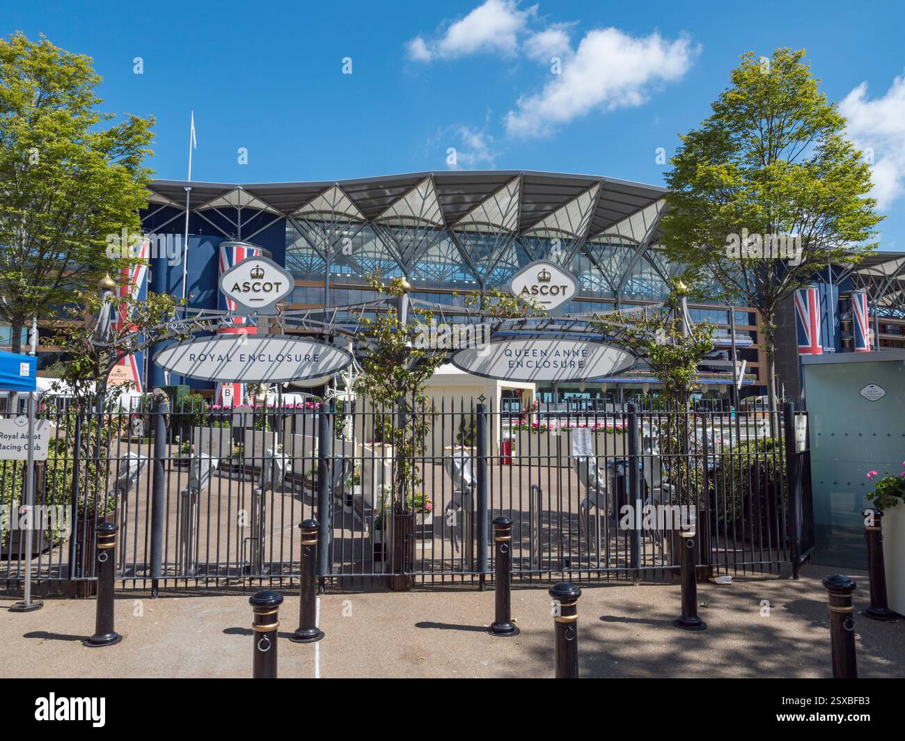 Vue générale de l'hippodrome d'Ascot vers la tribune principale à la suite de la réunion du Royal Ascot en juin 2024. Banque D'Images