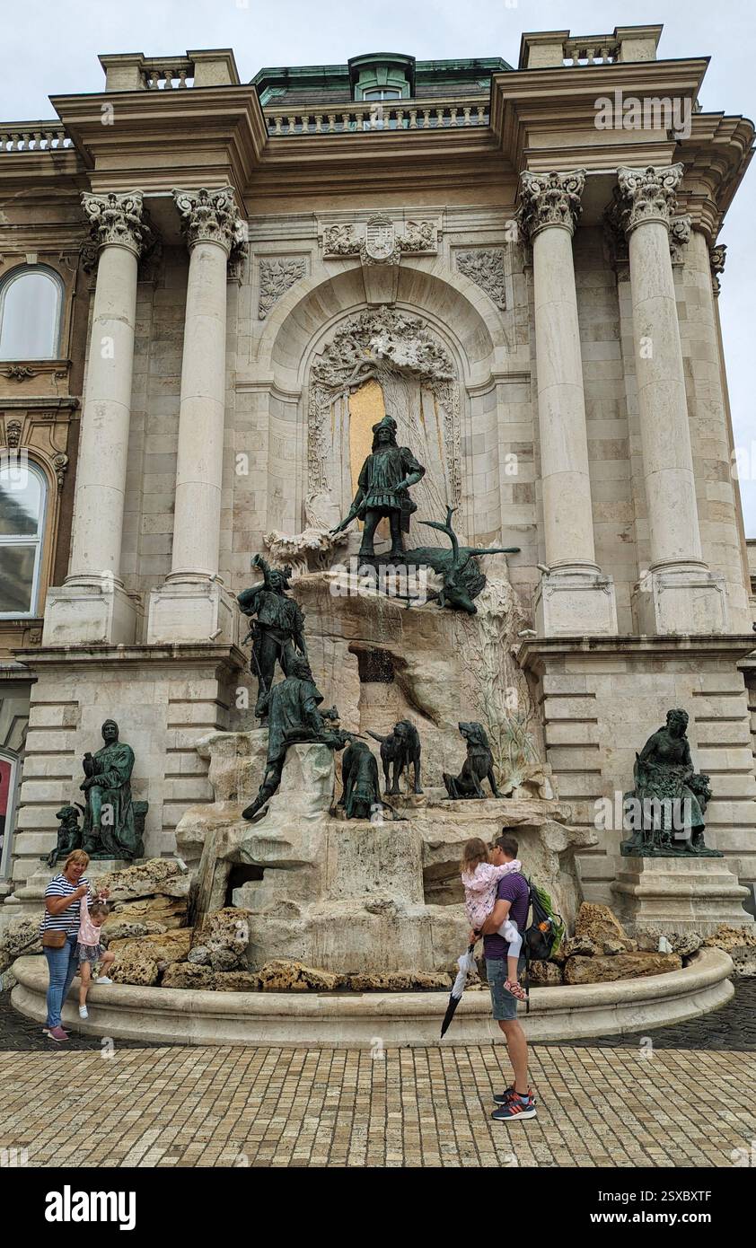 Fontaine Matthias, une superbe scène de chasse au château de Buda, Budapest. Un monument historique incontournable mettant en valeur le passé royal et l'art de la Hongrie. - Image de stock capturée avec un smartphone