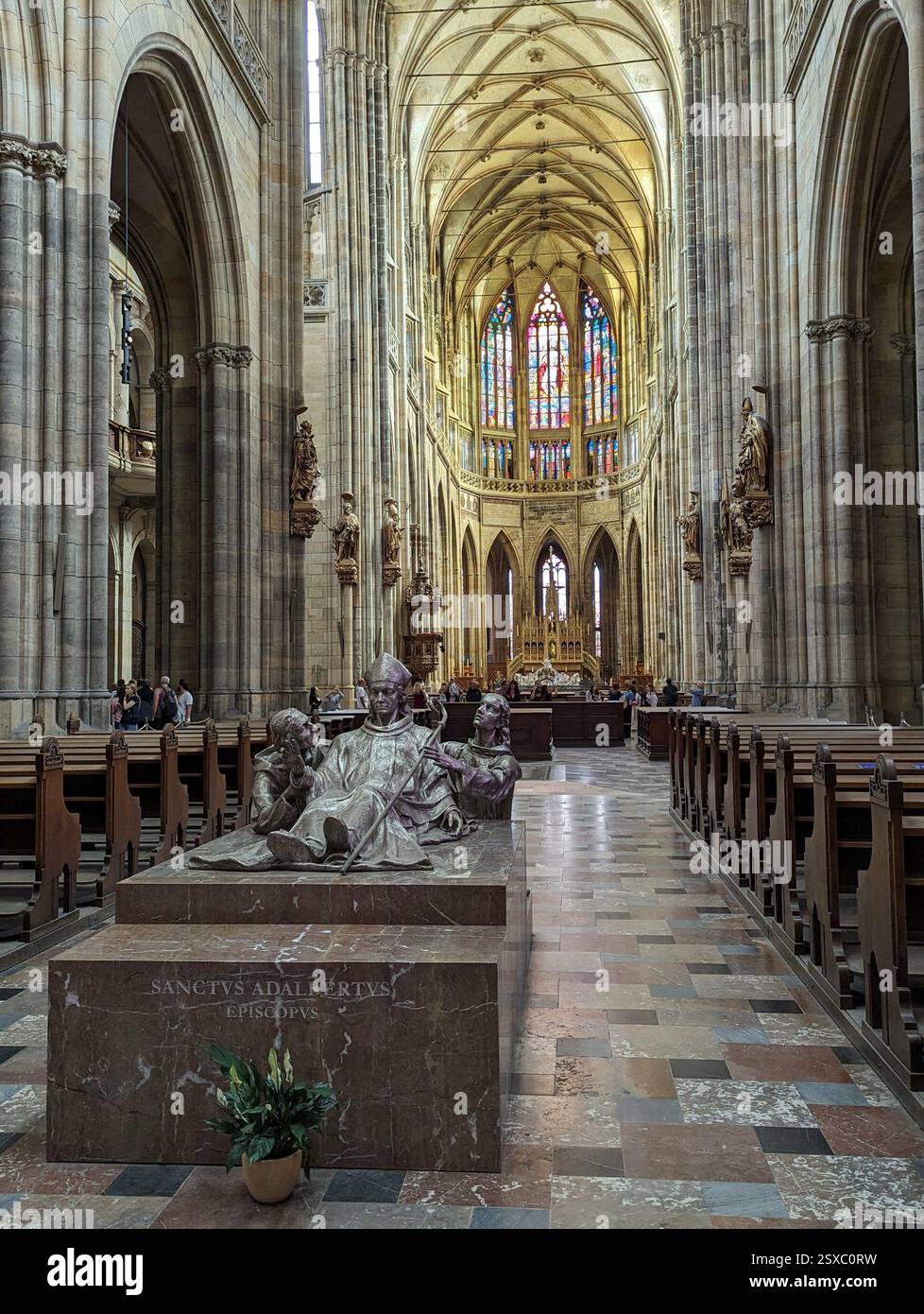 Majestueuse beauté gothique à l'intérieur de la cathédrale Vitus, château de Prague - histoire, art et foi dans une vue à couper le souffle. - Image de stock capturée avec un smartphone