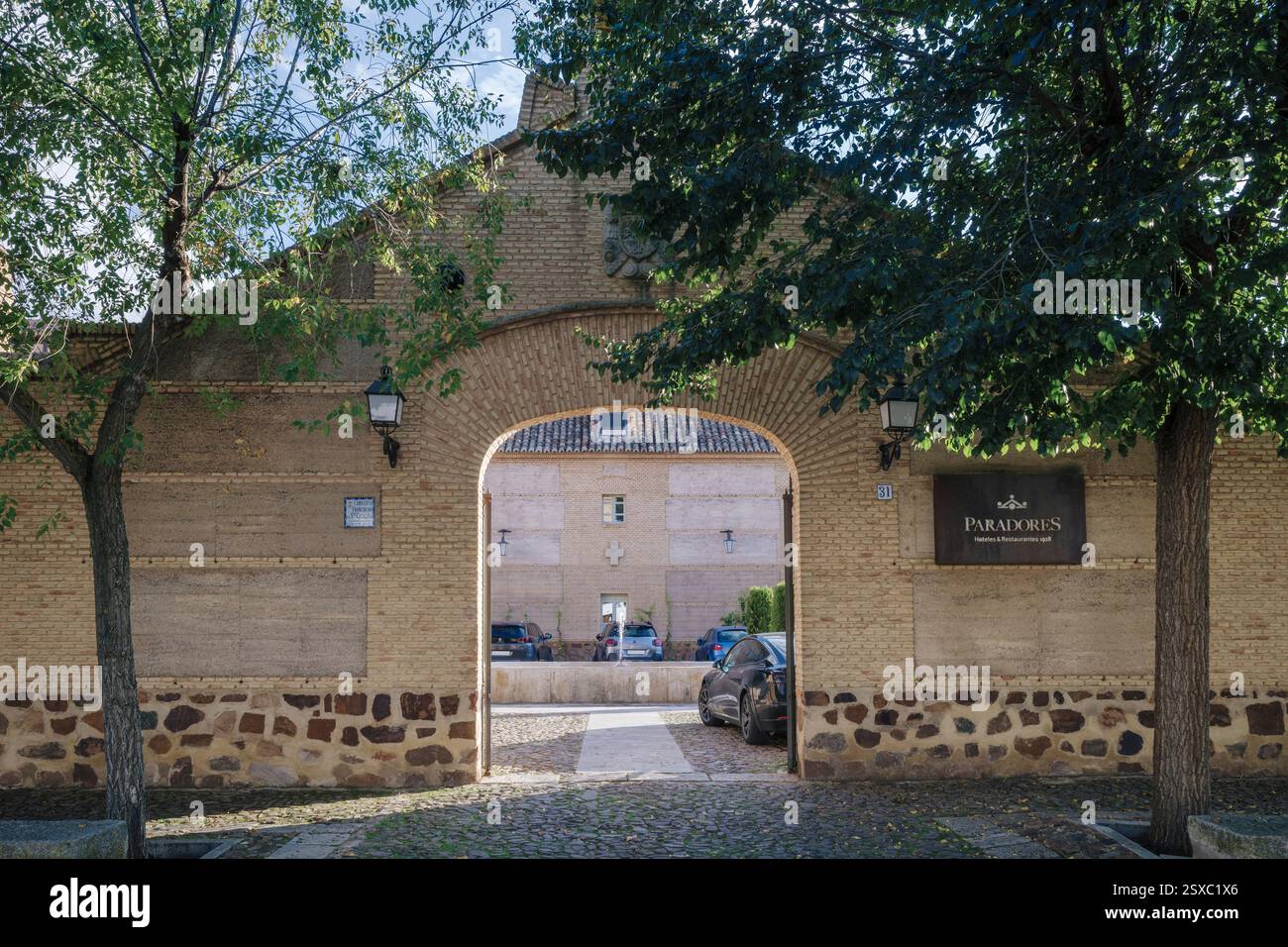 Porte d'entrée de la cour avec des arbres et des plantes au Parador de Turismo dans la ville d'Almagro, Ciudad Real, Castilla la Mancha, Espagne, Europe Banque D'Images