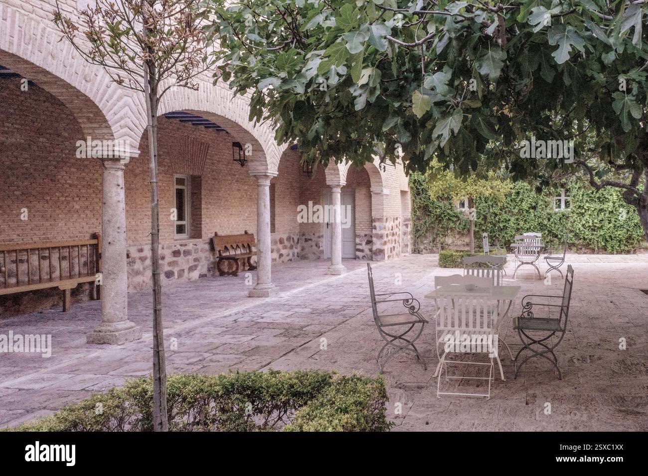 Patio avec chaises, table, arbres et plantes sur la terrasse du bar du Parador de Turismo dans la ville d'Almagro, province de Ciudad Real, Espagne Banque D'Images