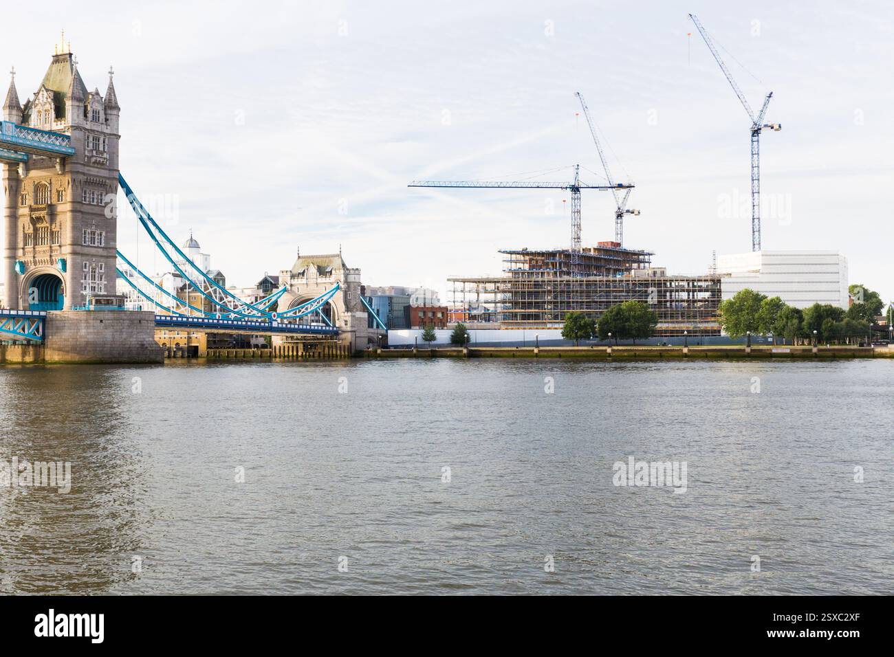 Tower Bridge, Londres, grues de construction au-dessus de la Tamise. Nouveau bâtiment en hausse. Banque D'Images