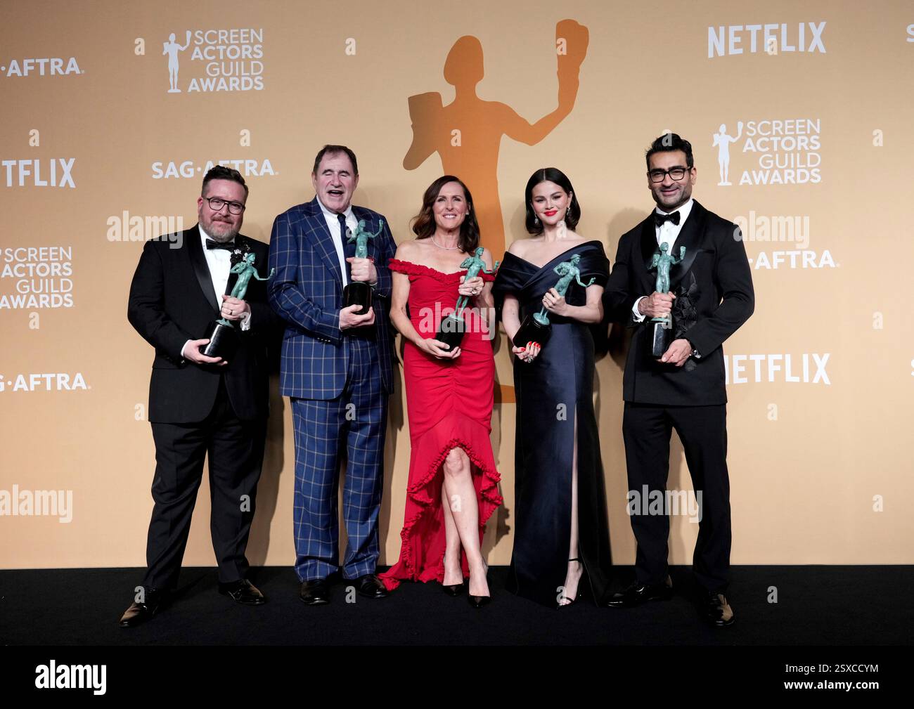 Michael Cyril Creighton, from left, Richard Kind, Molly Shannon, Selena Gomez, and Kumail Nanjiani, winners of the award for outstanding performance by an ensemble in a comedy series for "Only Murders In The Building," pose in the press room during the 31st annual Screen Actors Guild Awards on Sunday, Feb. 23, 2025, at the Shrine Auditorium in Los Angeles. (Photo by Jordan Strauss/Invision/AP) Banque D'Images