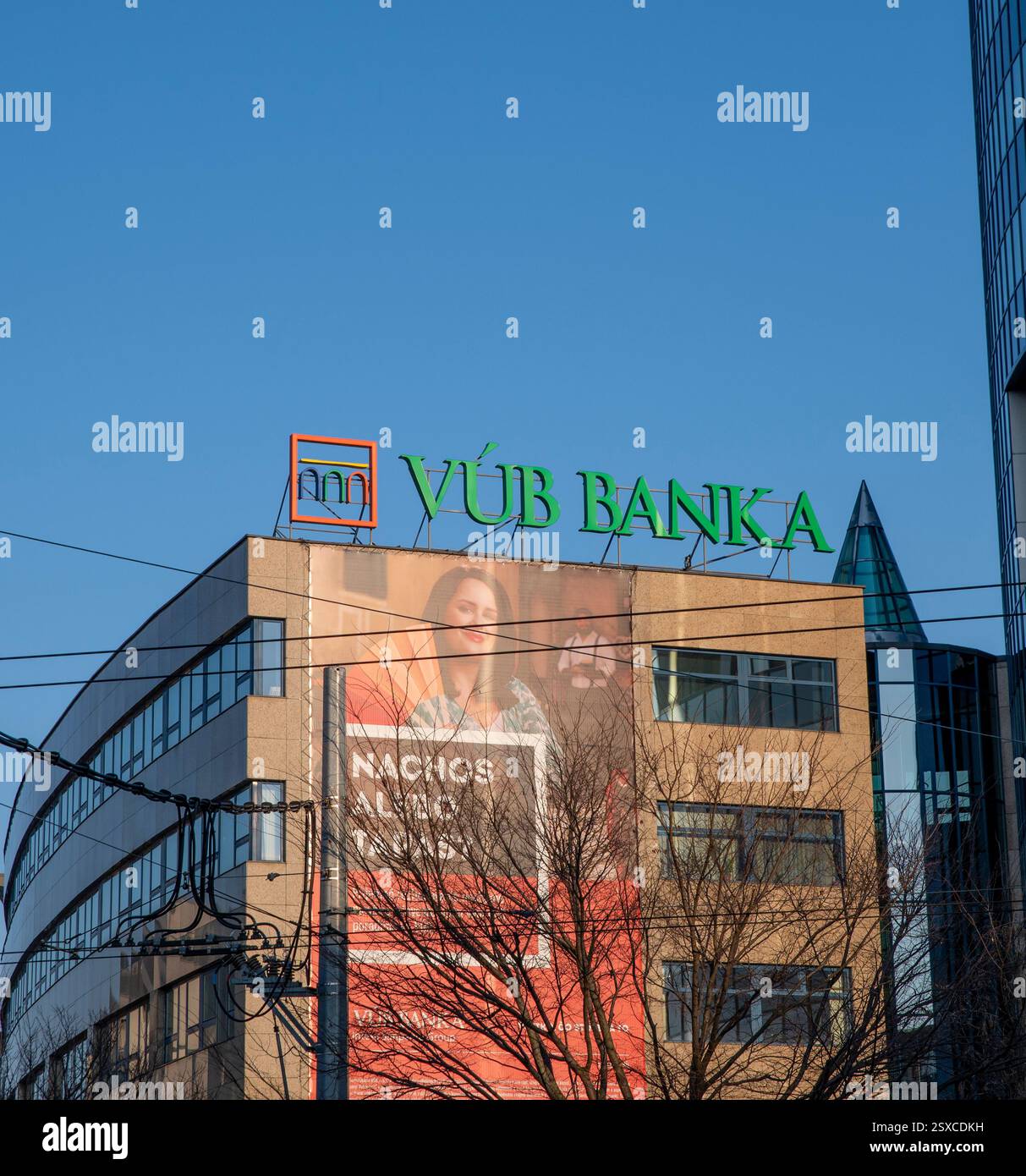 Bratislava, Slovaquie - 22 février 2025 : signe de la banque VUB sur le bâtiment. La VUB fait partie du groupe Intesa Sanpaolo. Logo Vseobecna uverova banka. Banque D'Images