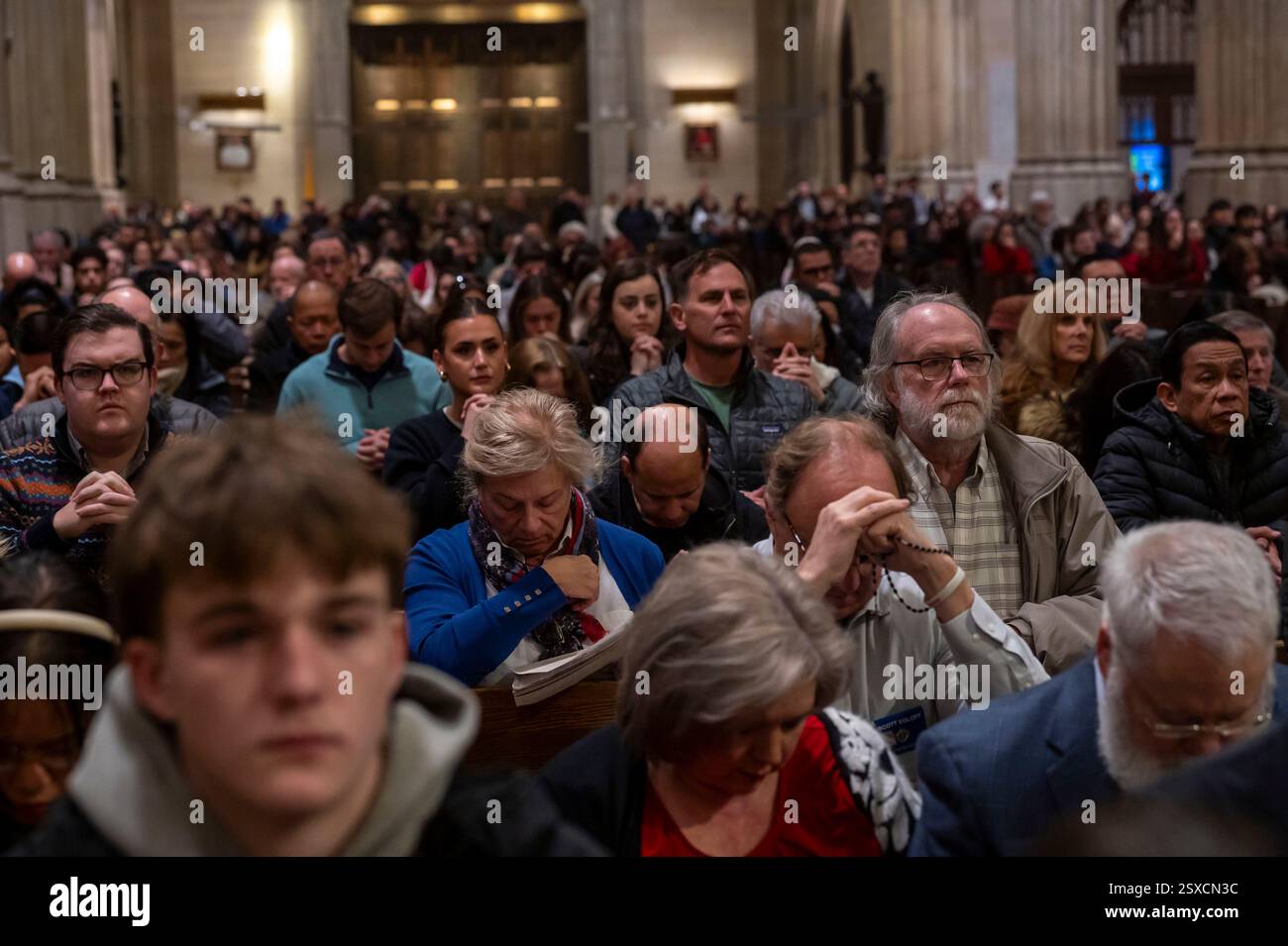 New York, États-Unis. 23 février 2025. NEW YORK, NEW YORK - 23 FÉVRIER : des centaines de paroissiens remplissent les allées de la cathédrale de Patrick pour prier pour le pape François lors de la messe du dimanche de la cathédrale de Patrick le 23 février 2025 à New York. (Photo de Ron Adar/SOPA images/SIPA USA) crédit : SIPA USA/Alamy Live News Banque D'Images