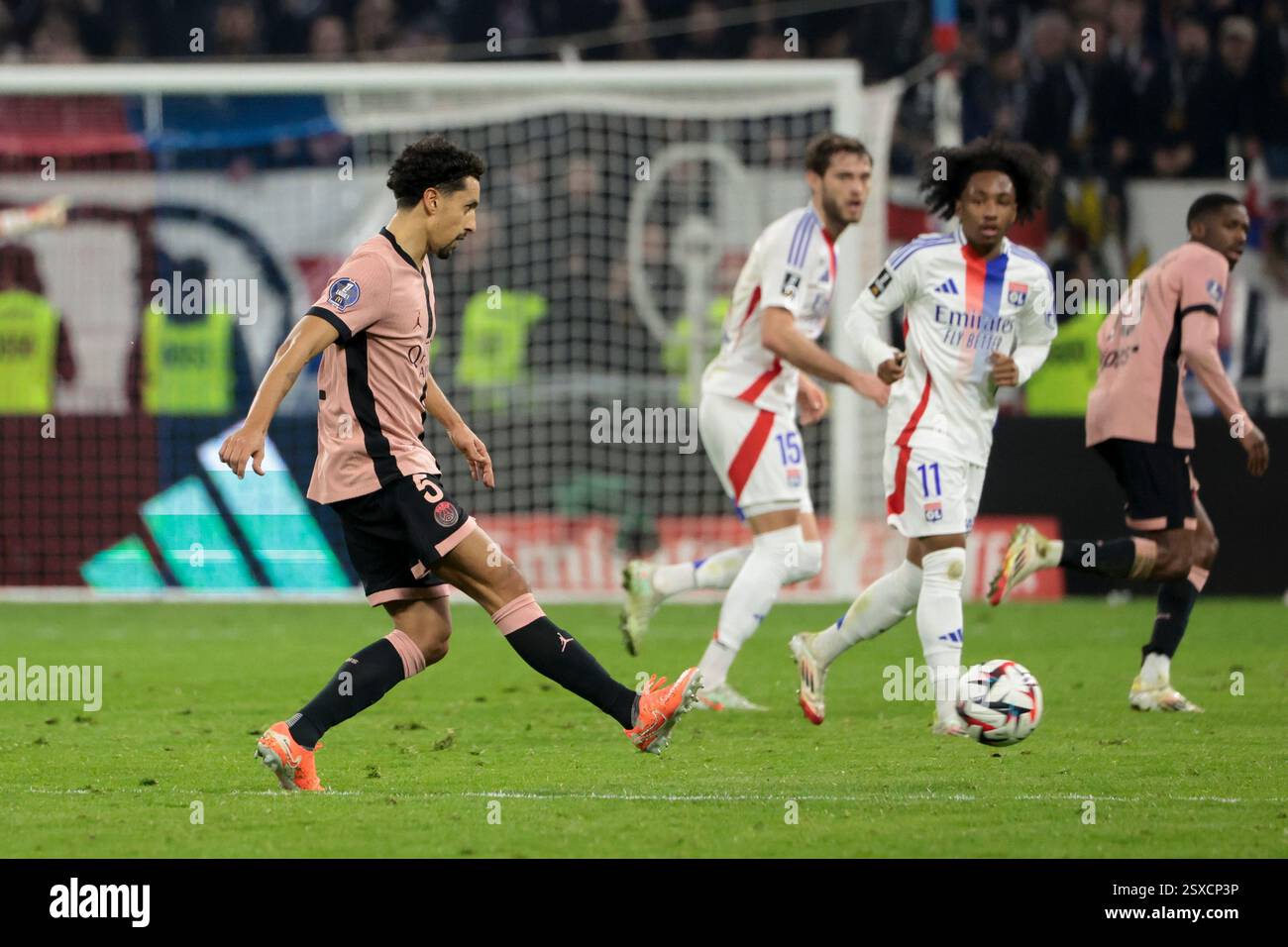 Decines Charpieu, France. 23 février 2025. Marquinhos du PSG lors du match de championnat de France de Ligue 1 entre l'Olympique Lyonnais (OL) et le Paris Saint-Germain (PSG) le 23 février 2025 au Groupama Stadium de Decines-Charpieu près de Lyon - photo Jean Catuffe/DPPI crédit : DPPI Media/Alamy Live News Banque D'Images