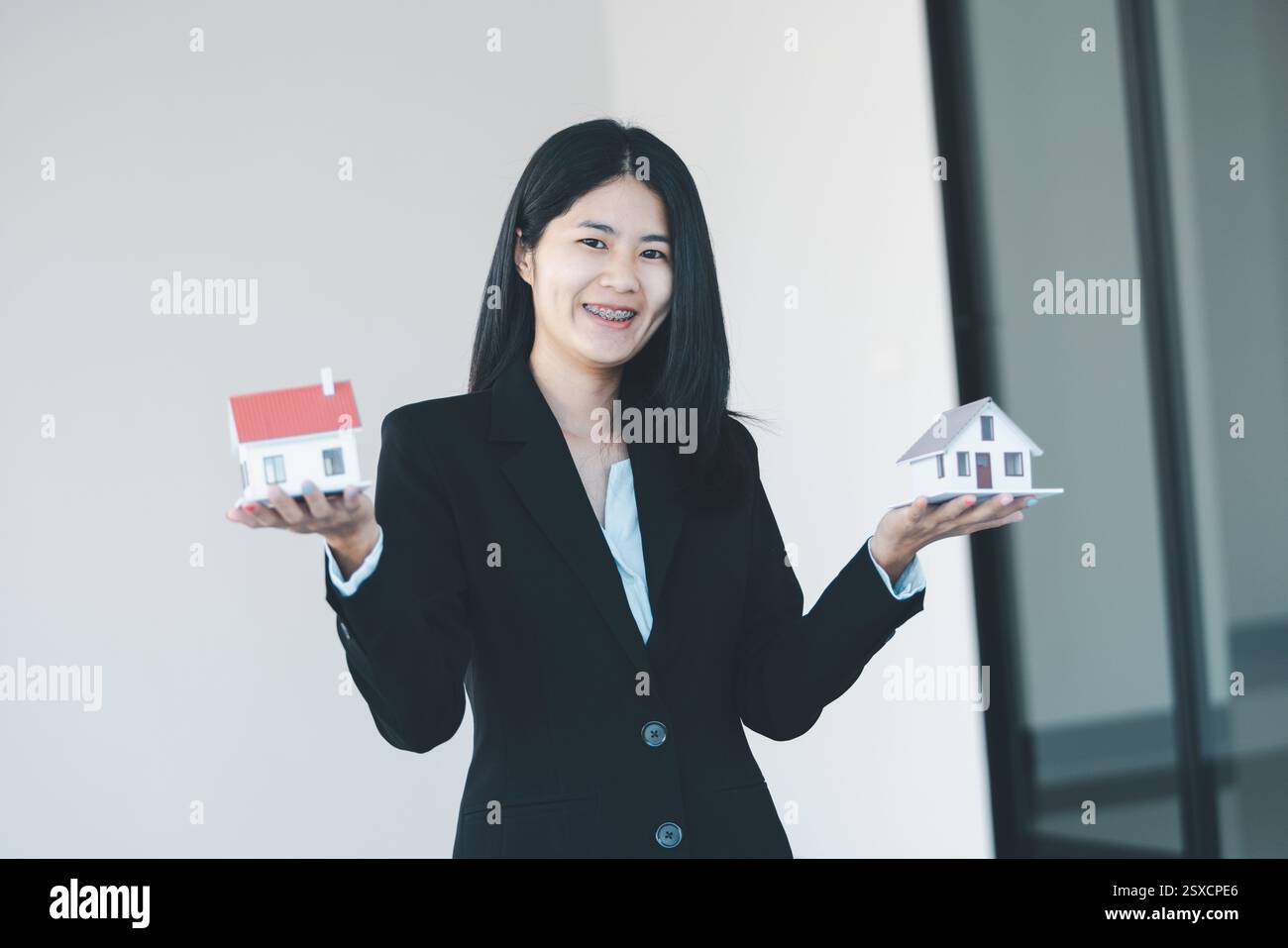 Femme main tenir la clé acheter le concept d'affaires modèle à la maison implique vendre la gestion financière la propriété de prêt de banque d'investissement d'économie de revenu finance investisseurs Banque D'Images