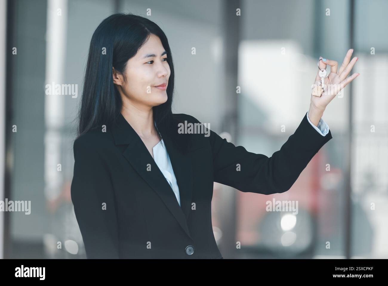 Femme main tenir la clé acheter le concept d'affaires modèle à la maison implique vendre la gestion financière la propriété de prêt de banque d'investissement d'économie de revenu finance investisseurs Banque D'Images