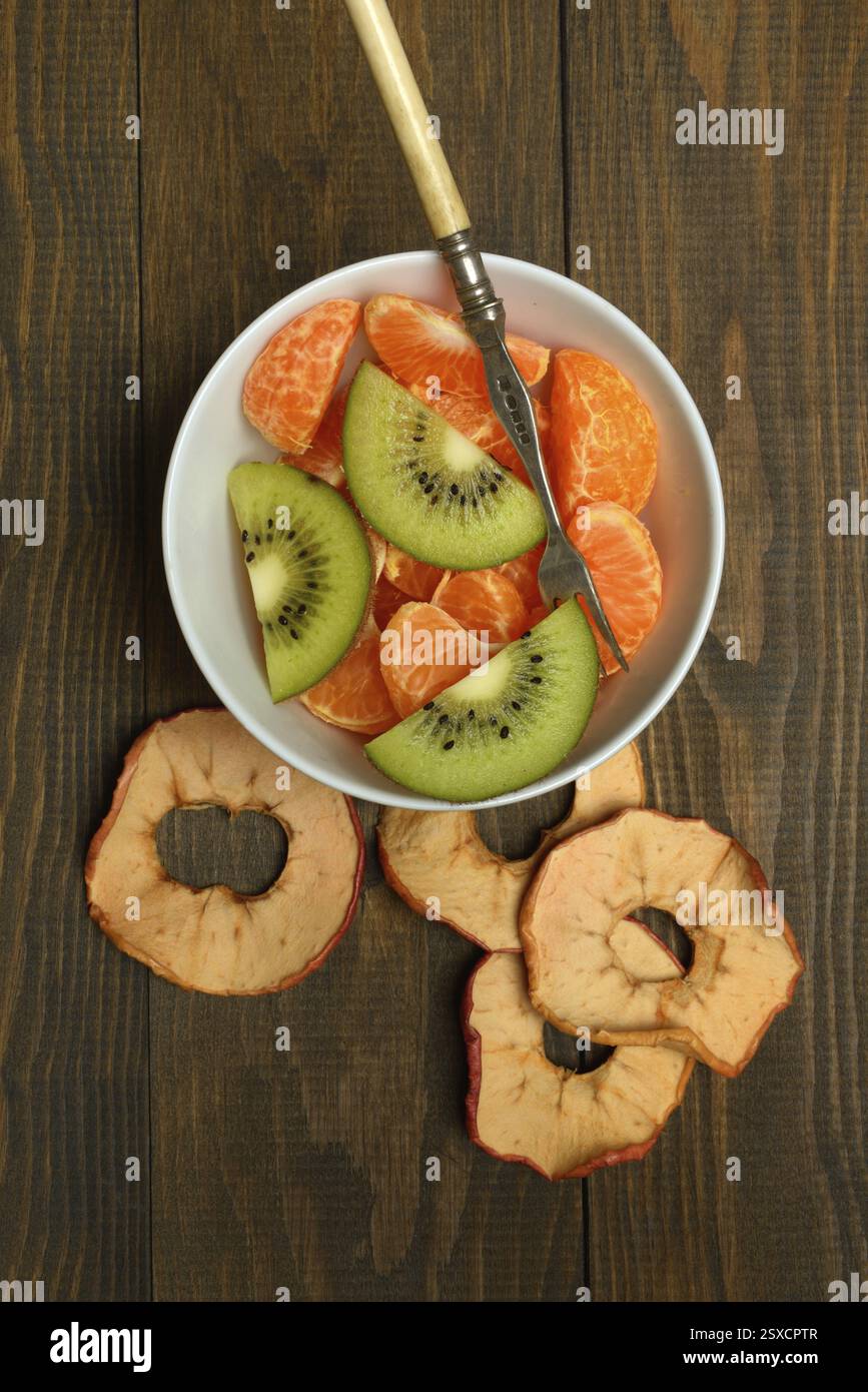 Morceaux de clémentine et tranches de kiwi en pelure, tranches de pommes séchées Banque D'Images