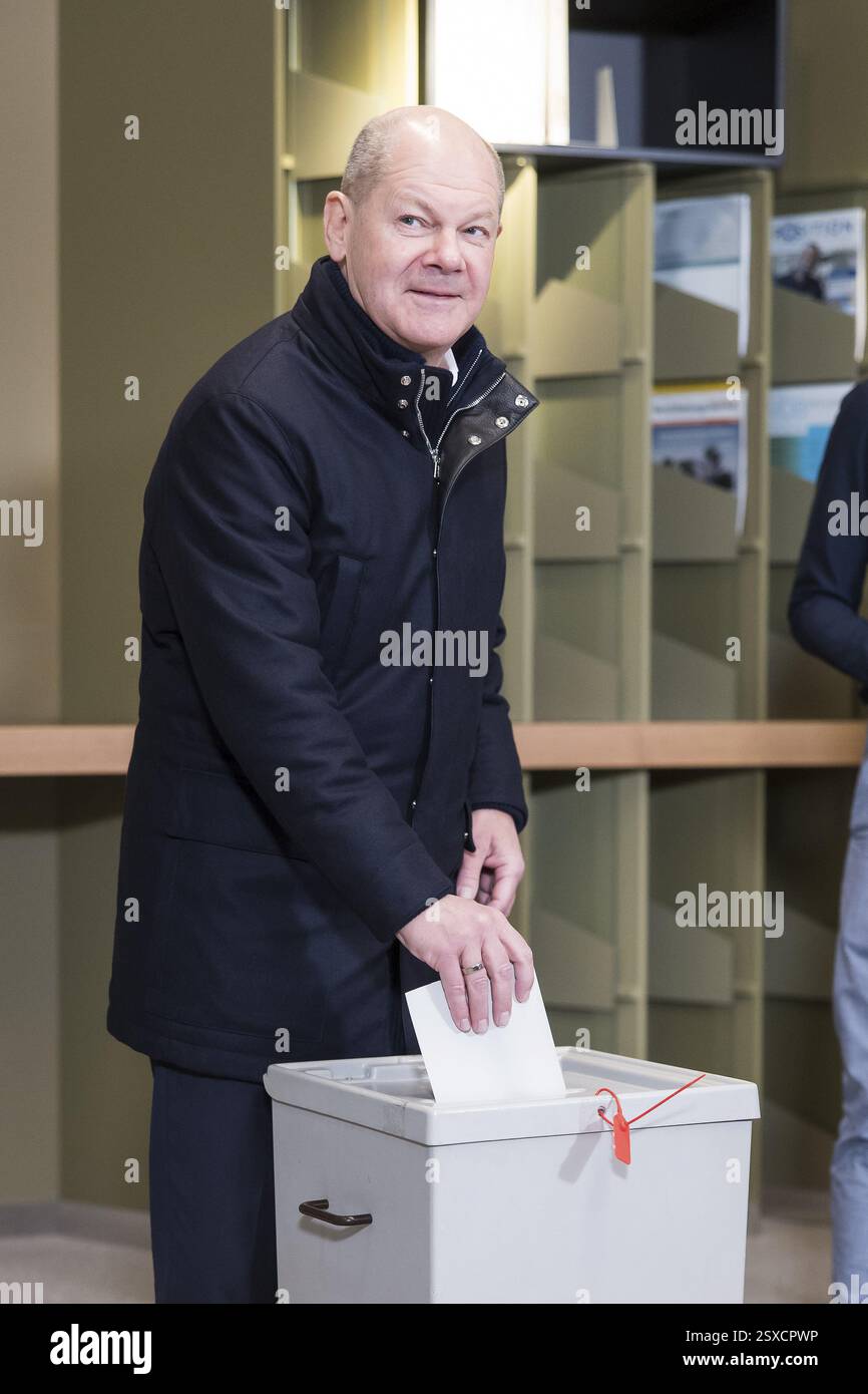 OLAF Scholz (Chancelier de la République fédérale d'Allemagne, SPD) jette son bulletin de vote dans une urne lorsqu'il vote pour l'élection au t Banque D'Images