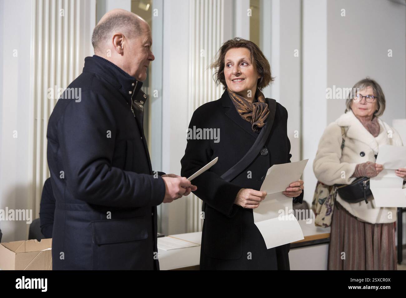 OLAF Scholz (chancelier de la République fédérale d'Allemagne, SPD) et sa femme Britta Ernst arrivant au bureau de vote de l'IHK Potsdam le 23 F Banque D'Images