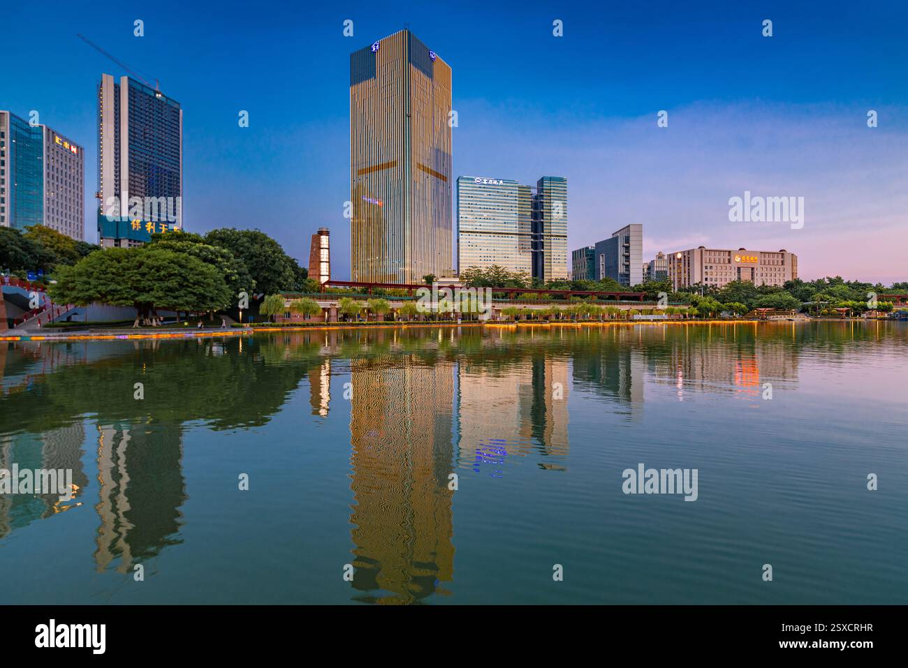 Vue de nuit du parc du lac Qiandeng, ville de Foshan, province du Guangdong, Chine Banque D'Images
