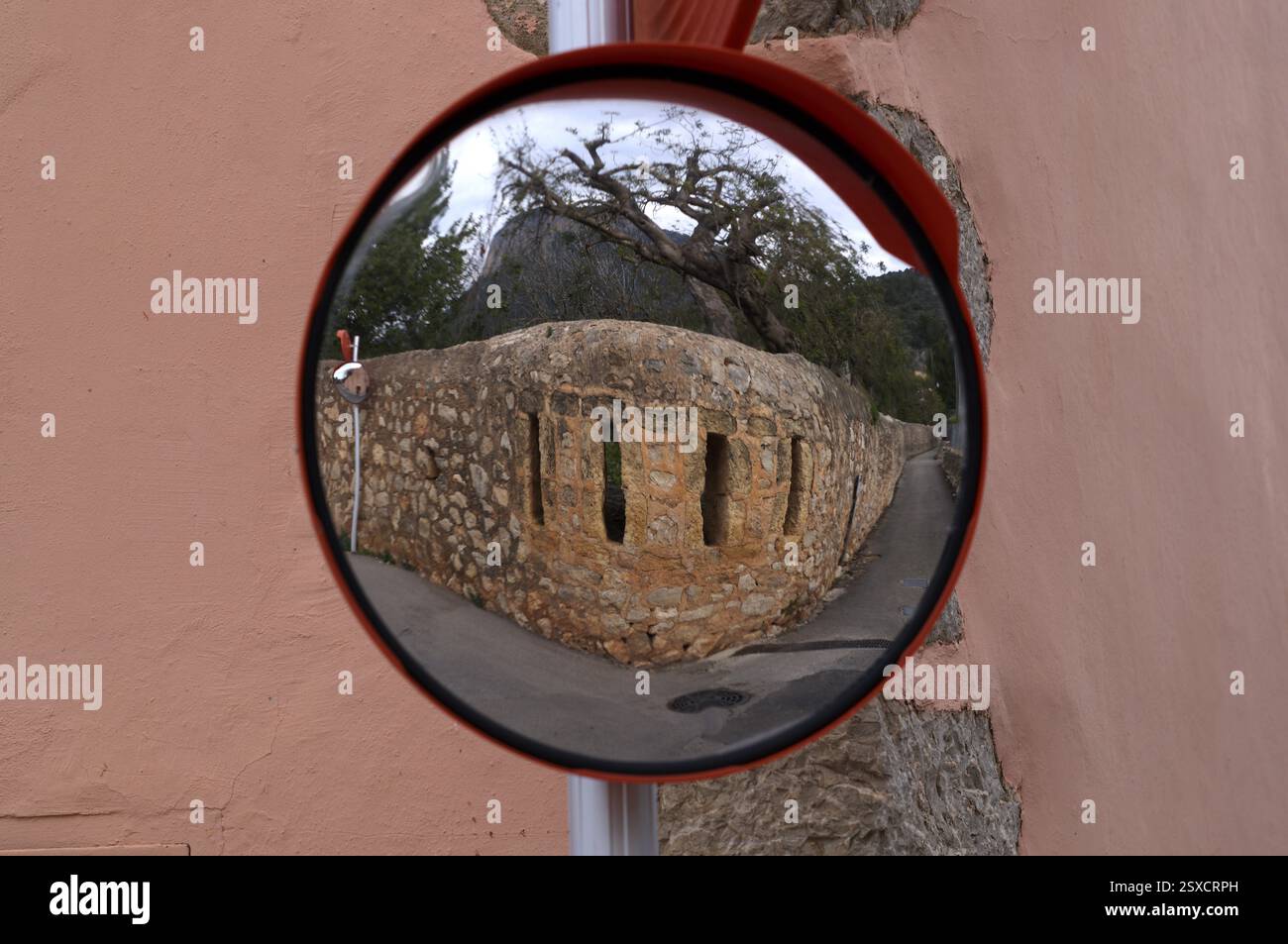 Réflexion d'un mur dans un miroir grand angle, miroir de circulation 180 degrés, Alaro, Calvia, Majorque, Îles Baléares, îles Baléares, Espagne, Europe Banque D'Images