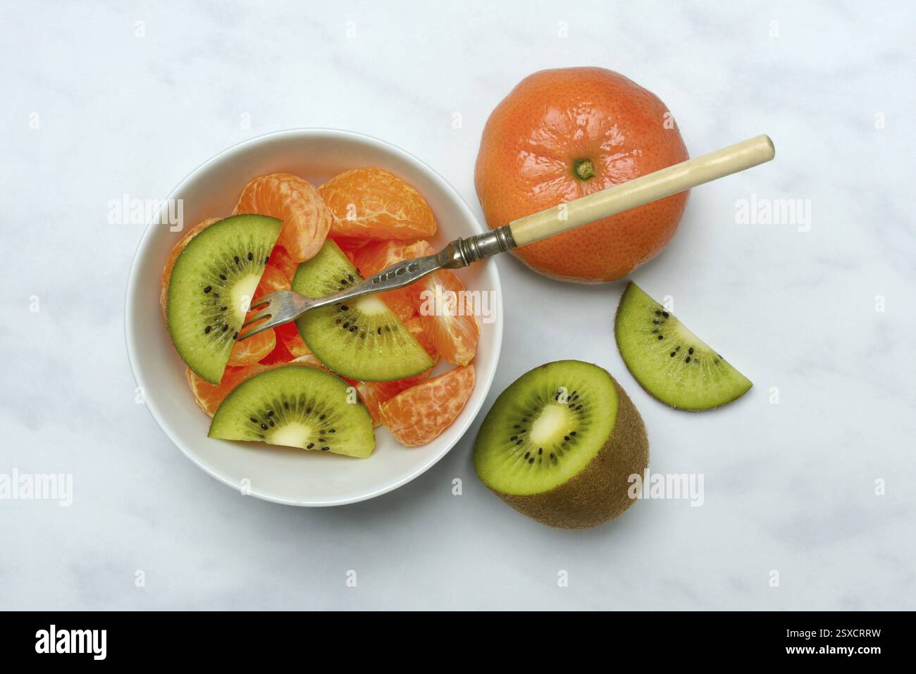 Morceaux de clémentine et tranches de kiwi en pelure Banque D'Images