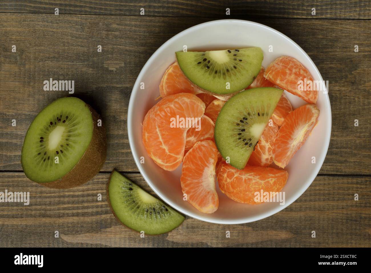 Morceaux de clémentine et tranches de kiwi en pelure Banque D'Images