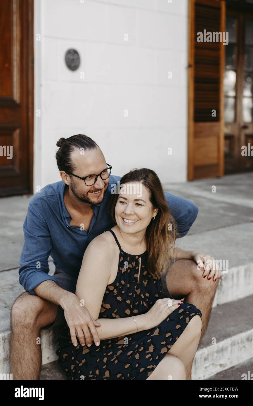 Portrait de couple, couple assis ensemble sur des marches de pierre Banque D'Images