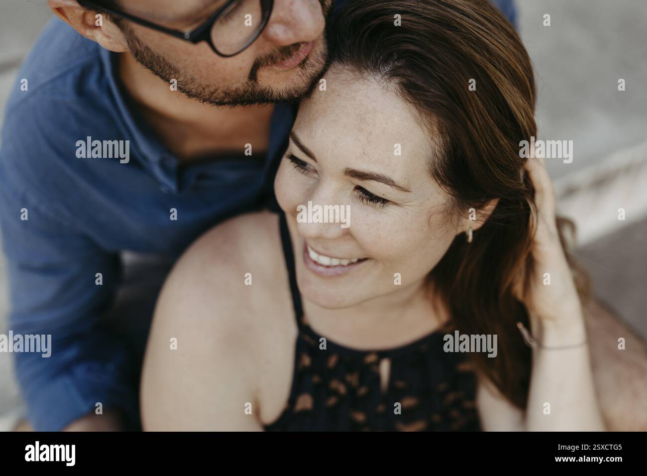 Portrait de couple, couple assis ensemble sur des marches de pierre Banque D'Images