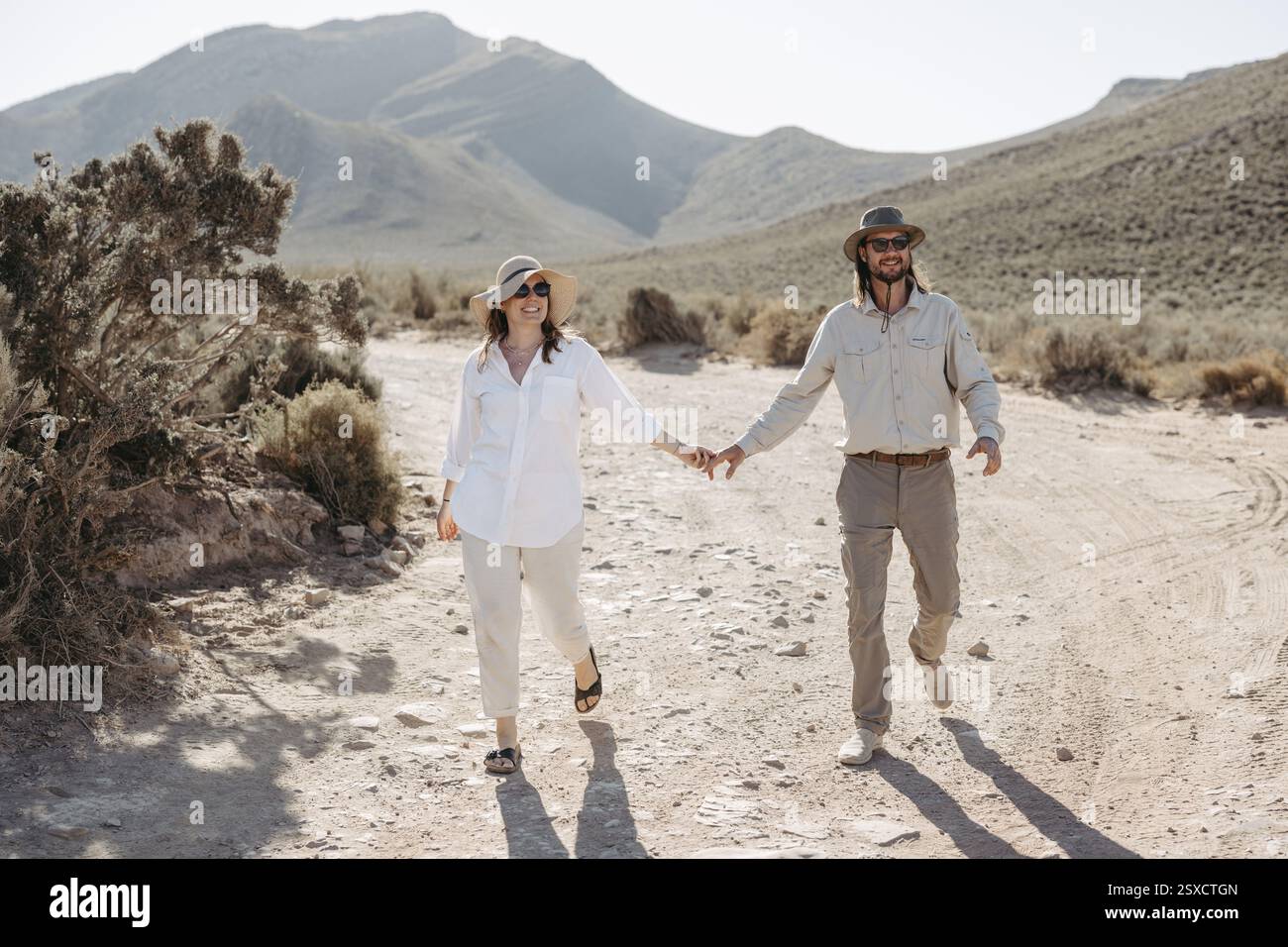 Couple marchant dans un paysage sud-africain, près du Cap Banque D'Images