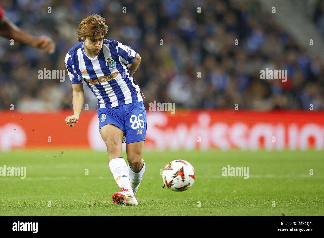 Portugal : Football Europa League, Play-Off - FC Porto vs AS Roma - Estadio do Dragao, Porto : Rodrigo MORA FC Porto sur le ballon Banque D'Images