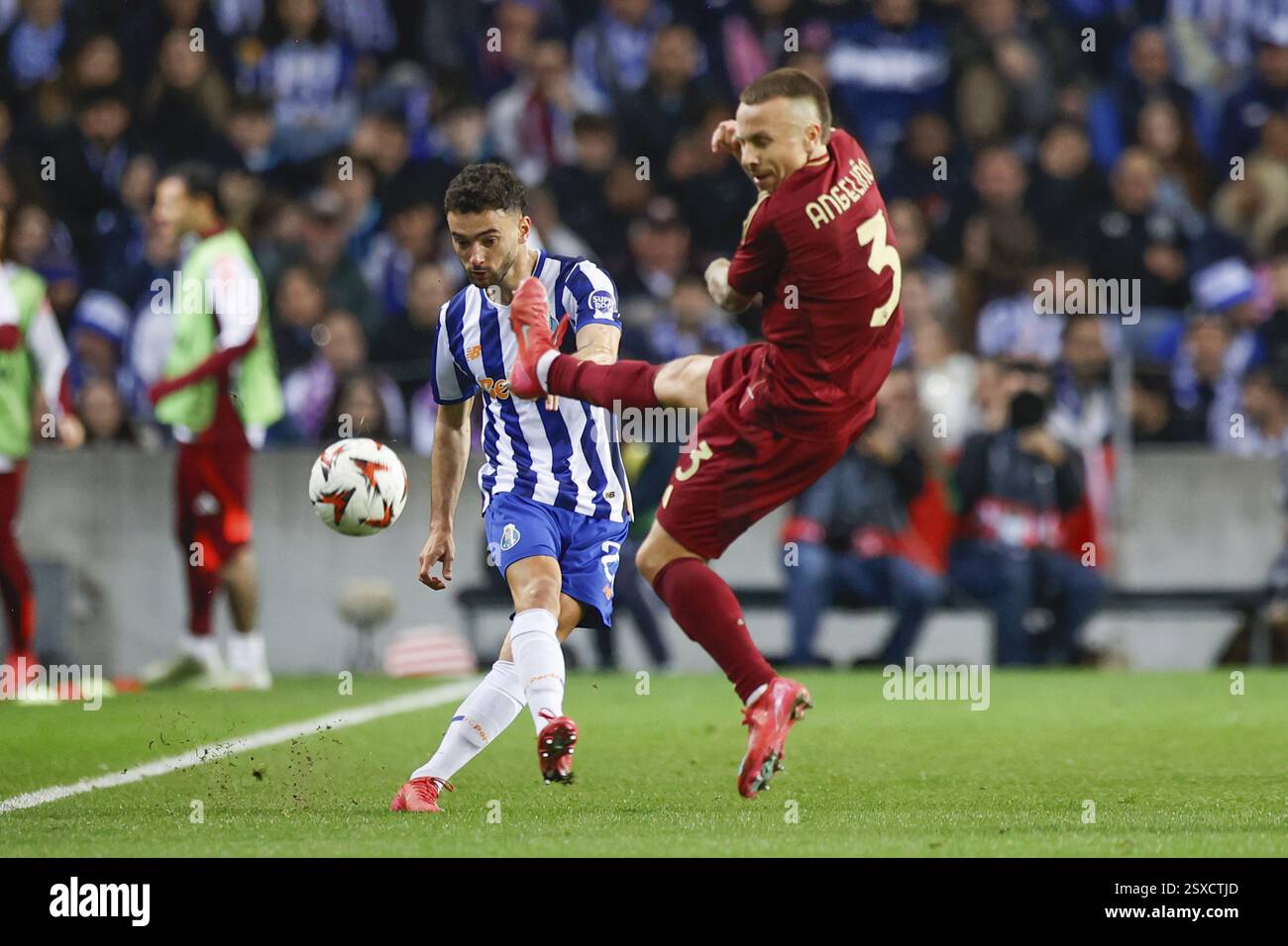 Portugal : Football Europa League, Play-Off - FC Porto vs AS Roma - Estadio do Dragao, Porto : ANGELINO AS Roma en duel avec Joao MARIO FC Porto Banque D'Images