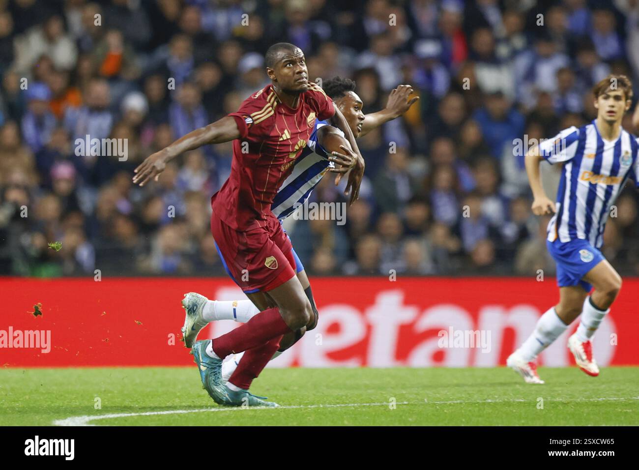 Portugal : Football Europa League, Play-Off - FC Porto vs AS Roma - Estadio do Dragao, Porto : Evan NDICKA AS Roma est parti en duel avec SAMU FC Porto Banque D'Images