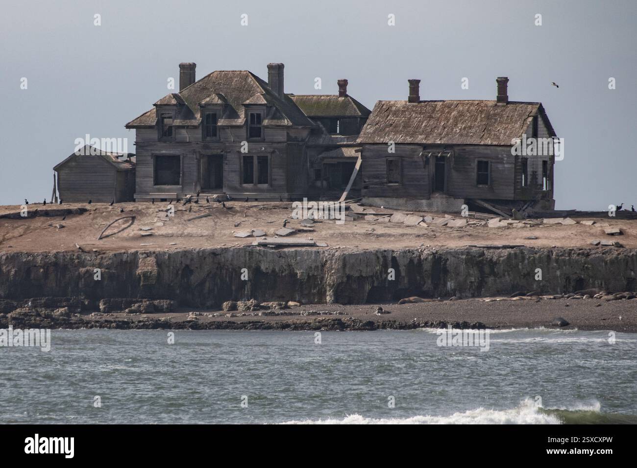 año Nuevo Island Light Station dans le parc d'État, l'ancienne maison des gardiens du phare est abandonnée et abandonnée depuis que les opérations ont cessé. Banque D'Images