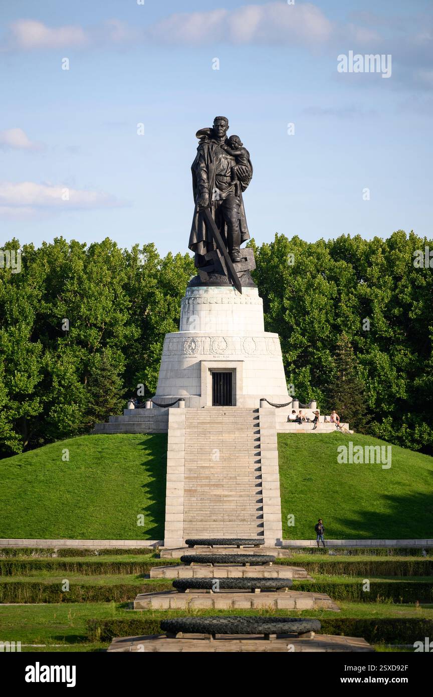 Berlin. Allemagne. Mémorial de guerre soviétique dans Treptower Park, commémore les soldats soviétiques tombés lors de la bataille de Berlin, avril-mai 1945. Le point focal o Banque D'Images