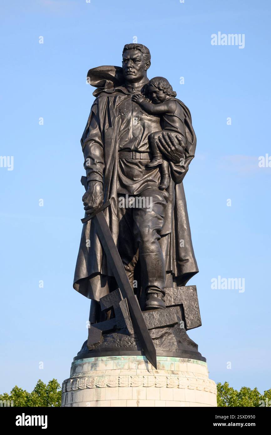 Berlin. Allemagne. Mémorial de guerre soviétique dans Treptower Park, commémore les soldats soviétiques tombés lors de la bataille de Berlin, avril-mai 1945. Le point focal o Banque D'Images