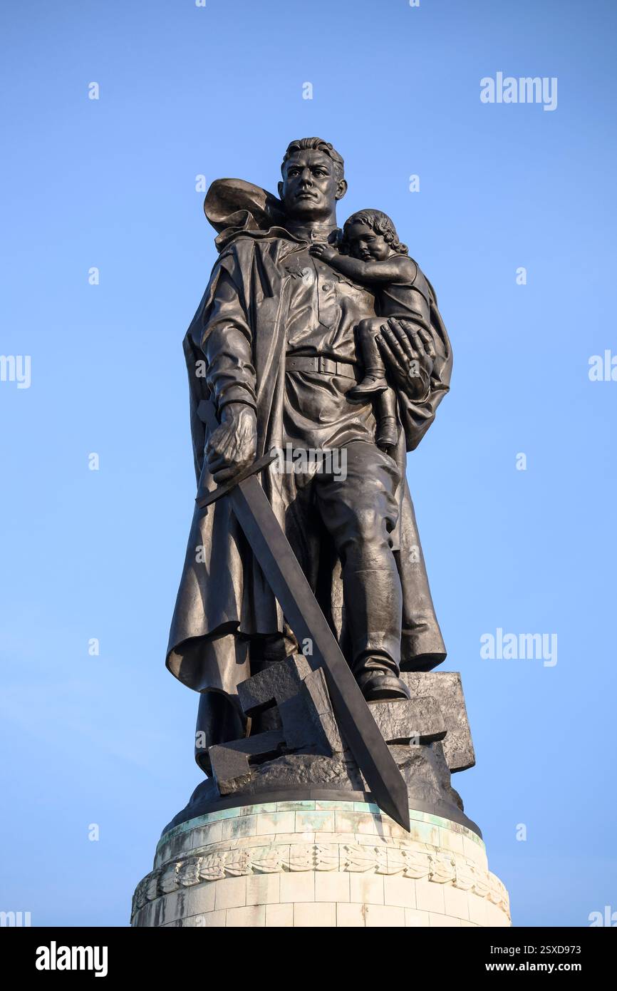 Berlin. Allemagne. Mémorial de guerre soviétique dans Treptower Park, commémore les soldats soviétiques tombés lors de la bataille de Berlin, avril-mai 1945. Le point focal o Banque D'Images