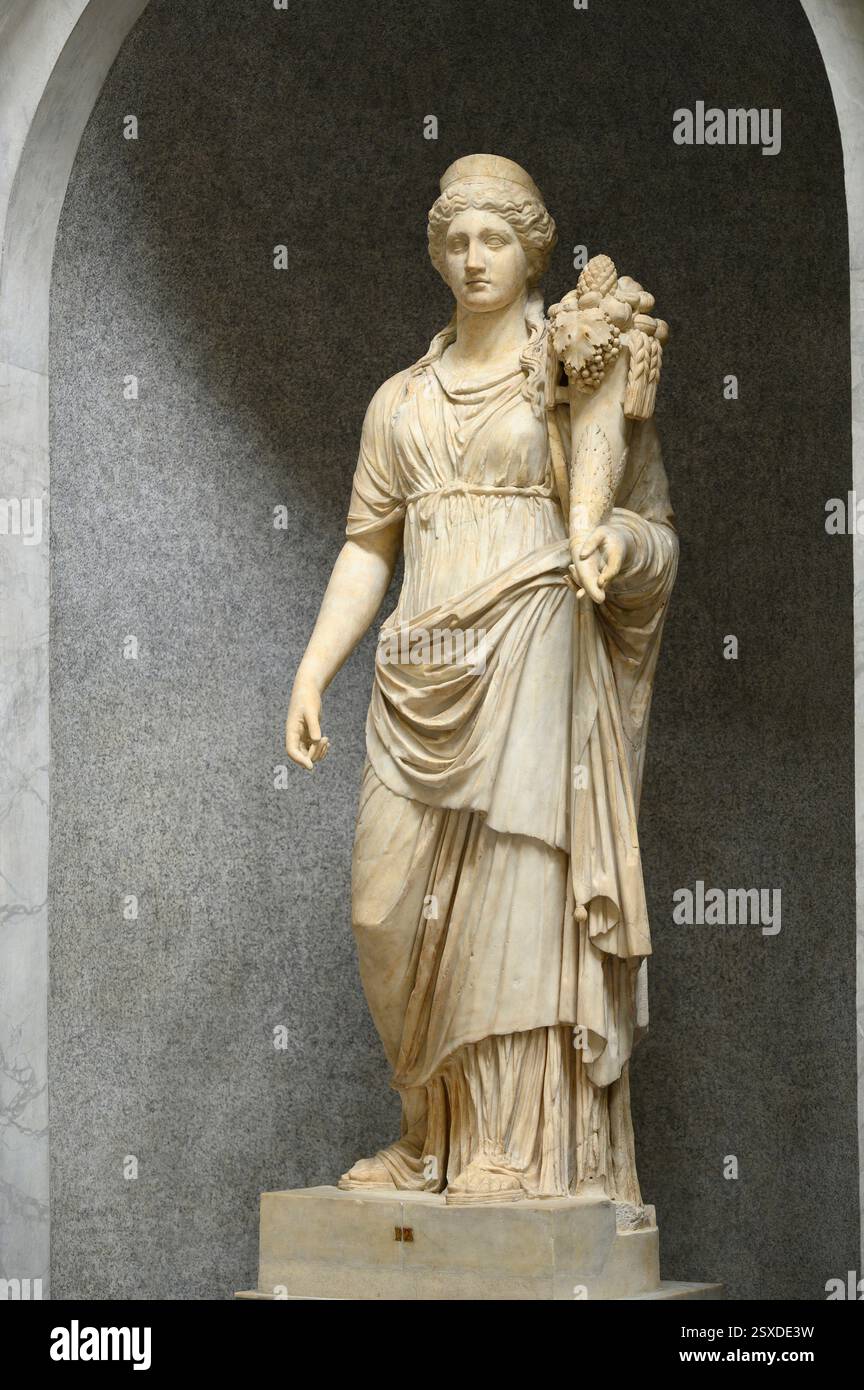 Rome. L'Italie. Statue de déesse romaine Fortuna / Fortune tenant une corne d'abondance. Braccio Nouvo, Musée Chiaramonti, Musées du Vatican. Musei Vaticani. Head Banque D'Images