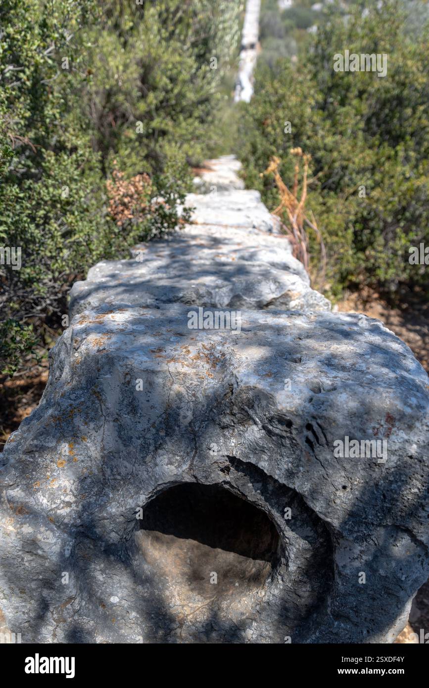 Regardant dans le tuyau de l'ancien pont aqueduc romain Delikkemer à Lycian Way par une journée d'été ensoleillée. Turquie Banque D'Images