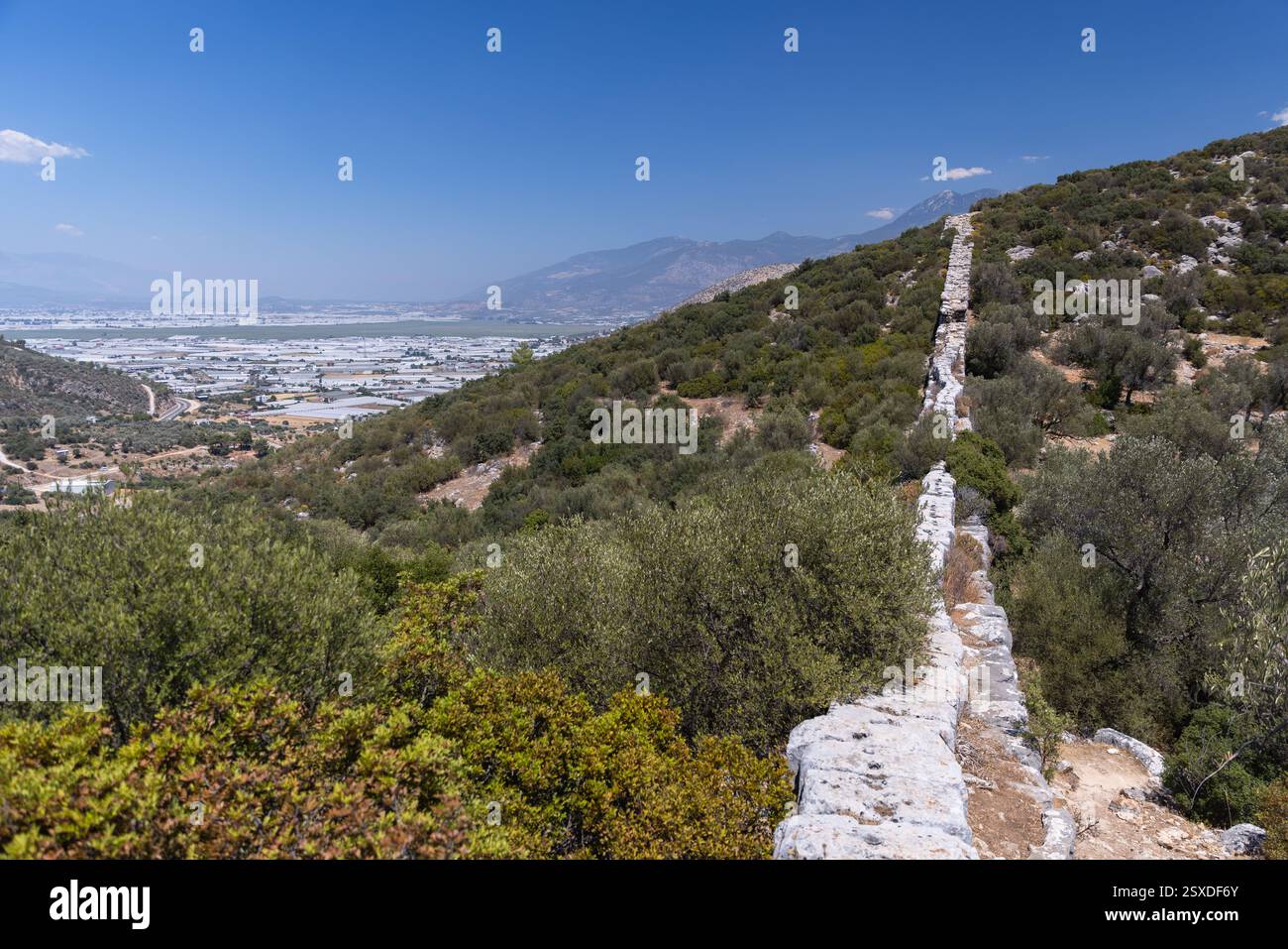 Ancien pont aqueduc romain Delikkemer à Lycian Way par une journée d'été ensoleillée. Turquie Banque D'Images