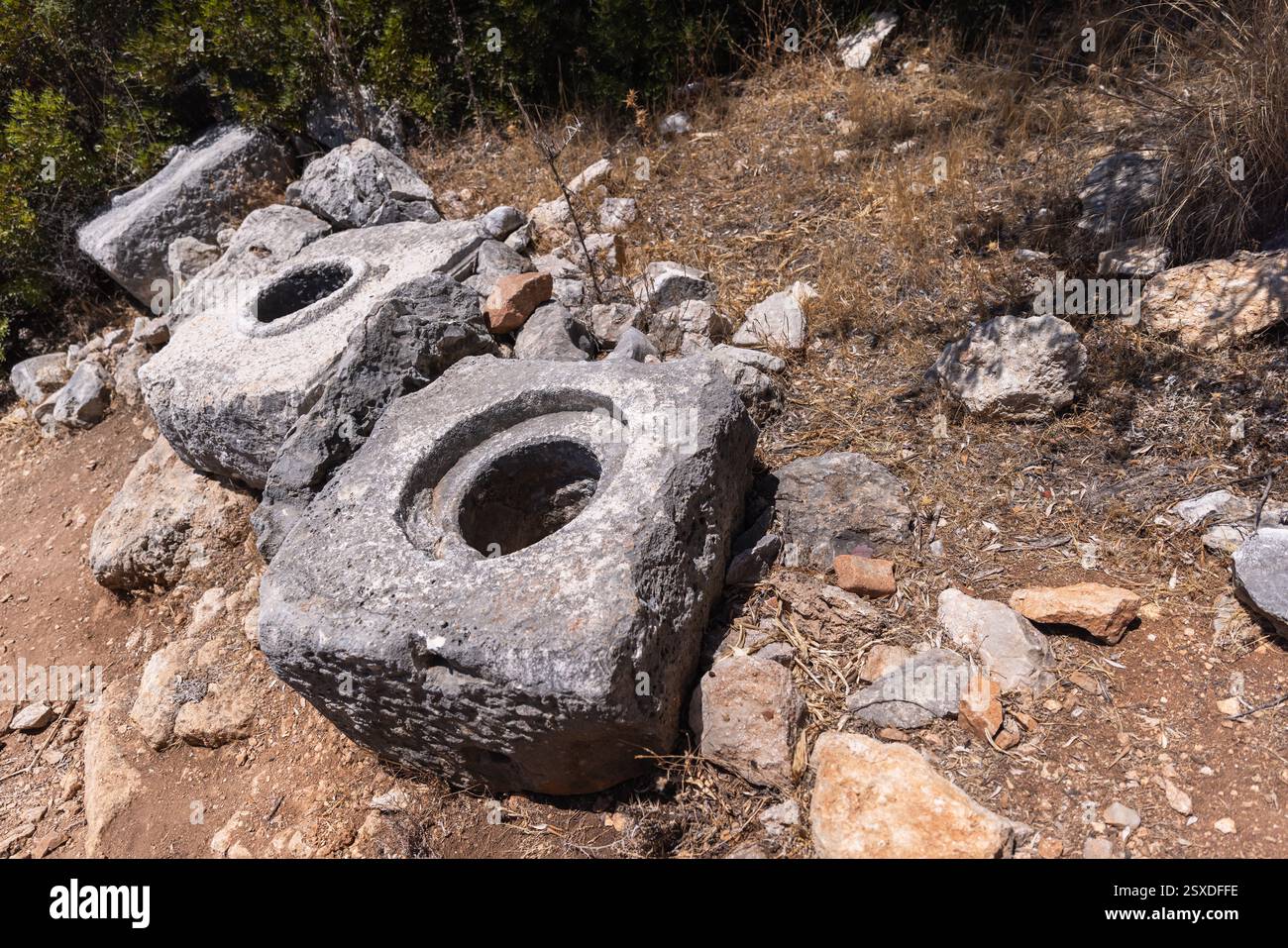 Quelques blocs tombés près du milieu du siphon de l'ancien aqueduc romain Delikkemer Banque D'Images