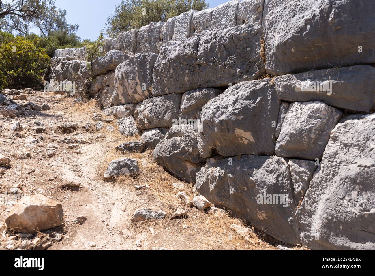 Mur de soutien en pierre de l'ancien pont aqueduc romain Delikkemer. Kas, Turquie Banque D'Images
