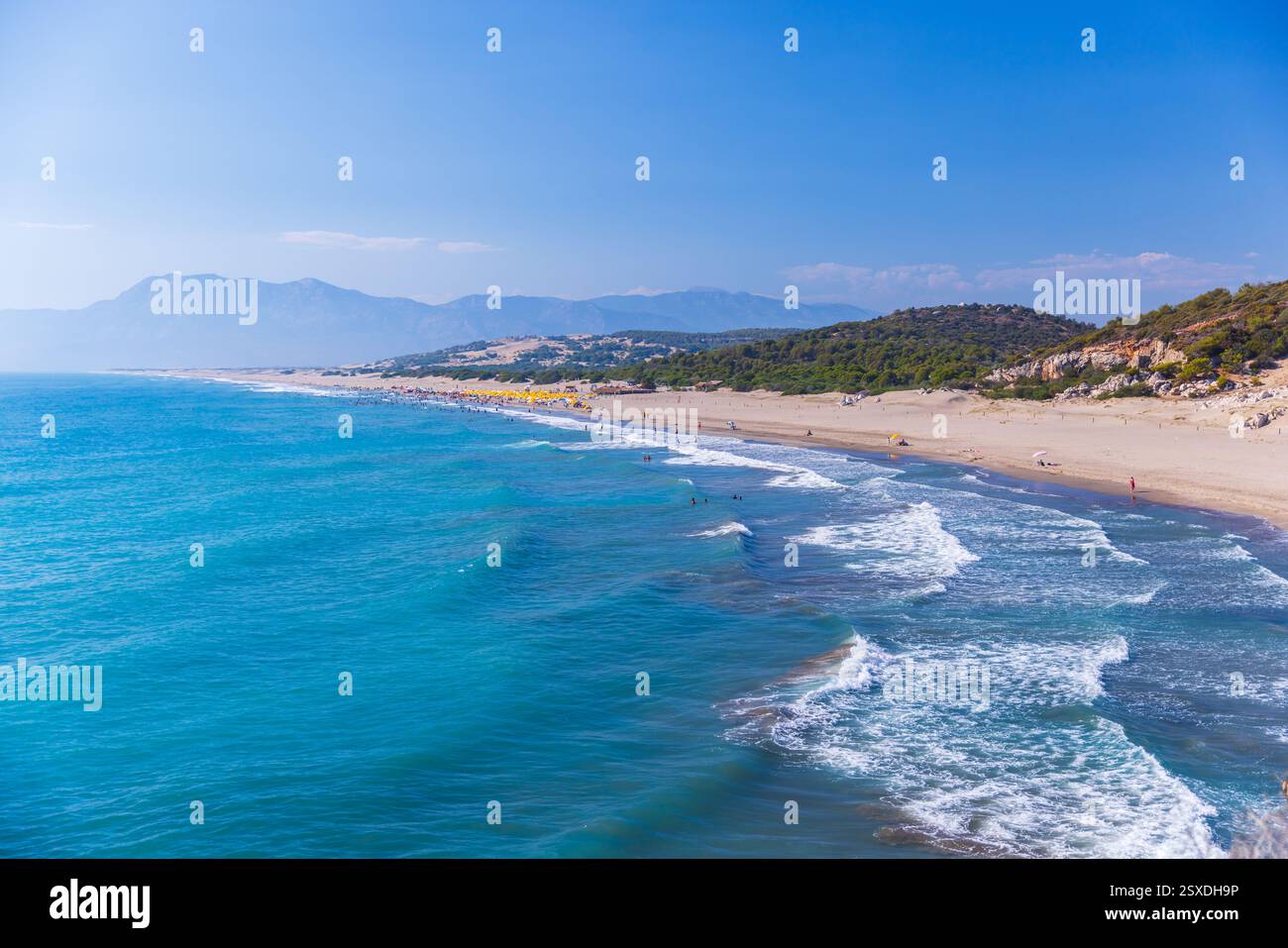 Paysage de plage de Patara, photo aérienne prise un jour ensoleillé d'été. Cette plage est située près de l'ancienne ville lycienne de Patara en Turquie, sur la côte Banque D'Images