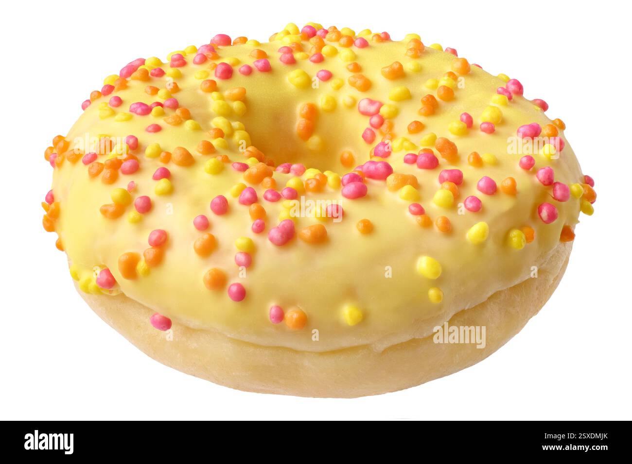 Beignet unique décoré de glaçage jaune et de saupoudrages colorés, gros plan, isolé sur fond blanc Banque D'Images