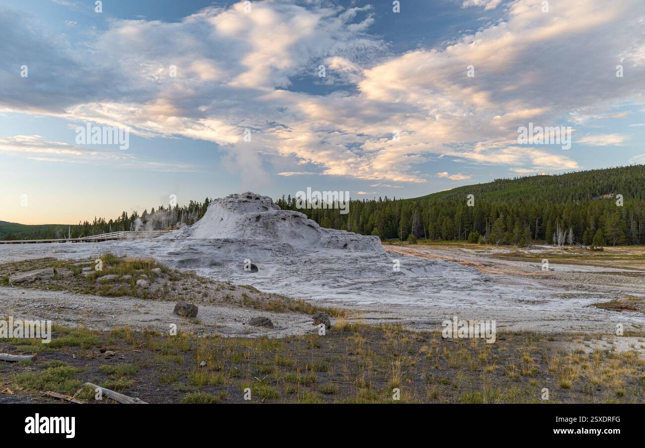 Castle Geyser, dans le Upper Geyser Basin du parc national de Yellowstone au crépuscule Banque D'Images