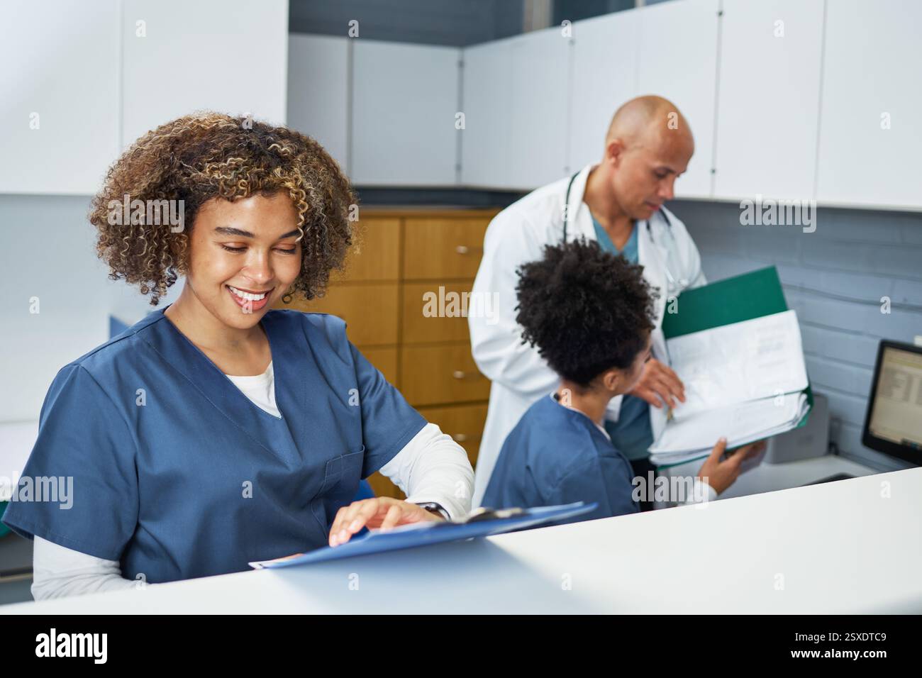 Professionnels de la santé travaillant ensemble dans un environnement médical moderne Banque D'Images