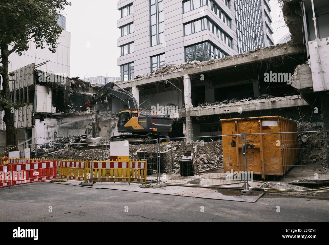 Une excavatrice démolit un bâtiment dans le centre-ville Banque D'Images