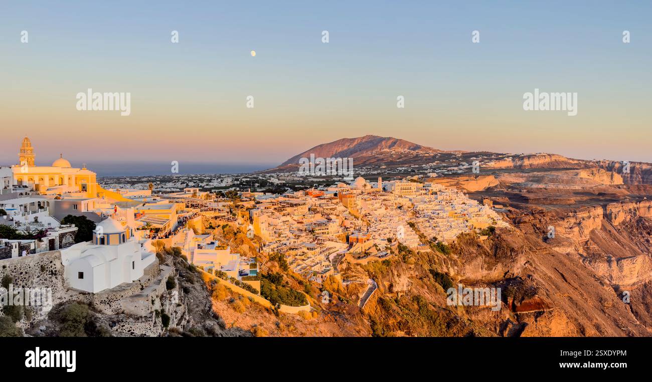 Coucher de soleil sur la ville de Fira avec la lune en vue, Sanotorini Grèce - Image de stock capturée avec un smartphone