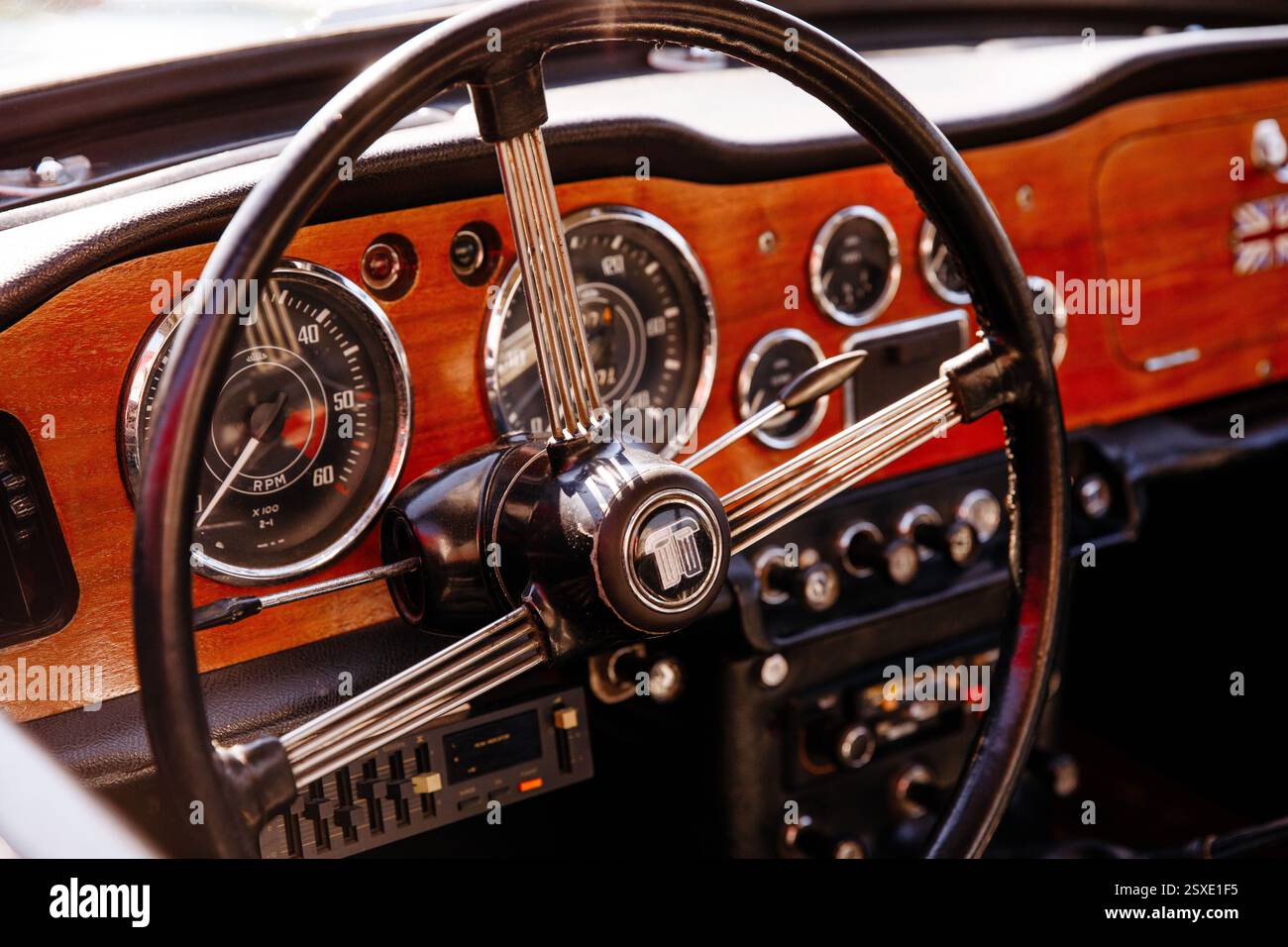 Intérieur de voiture classique avec tableau de bord en bois vintage et rétro ste Banque D'Images
