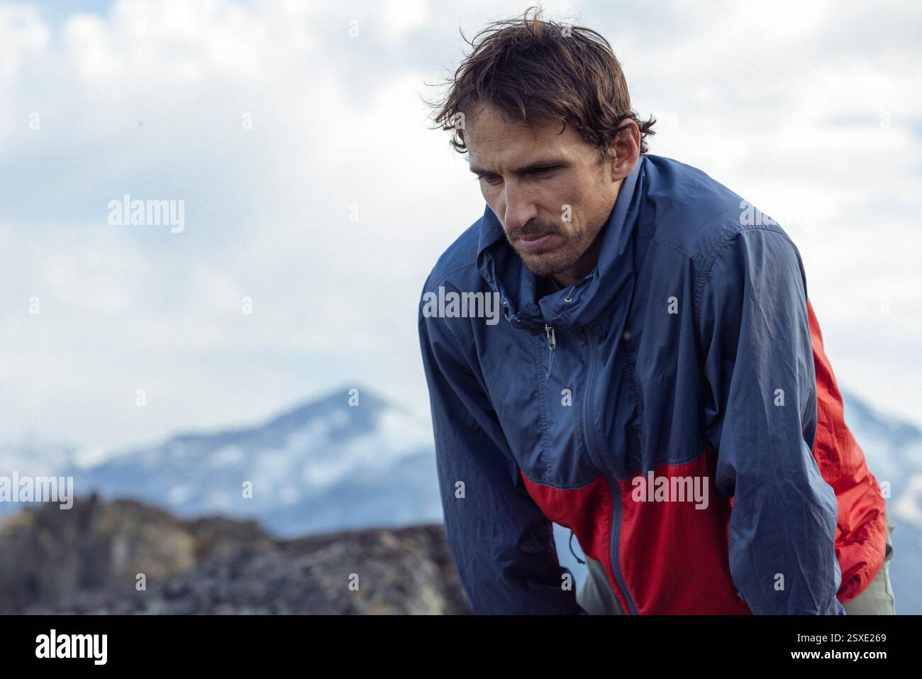 Passionné de plein air faisant une pause sur un sentier de montagne rocheux en été Banque D'Images