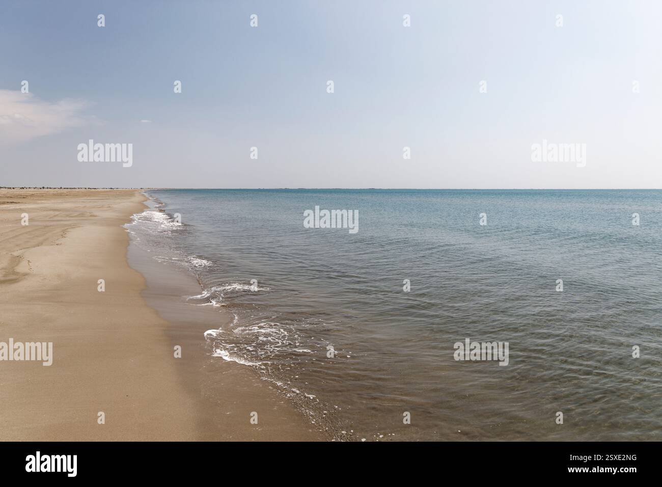 Plage avec mer très calme par une journée d'été ensoleillée en Camargue, France Banque D'Images