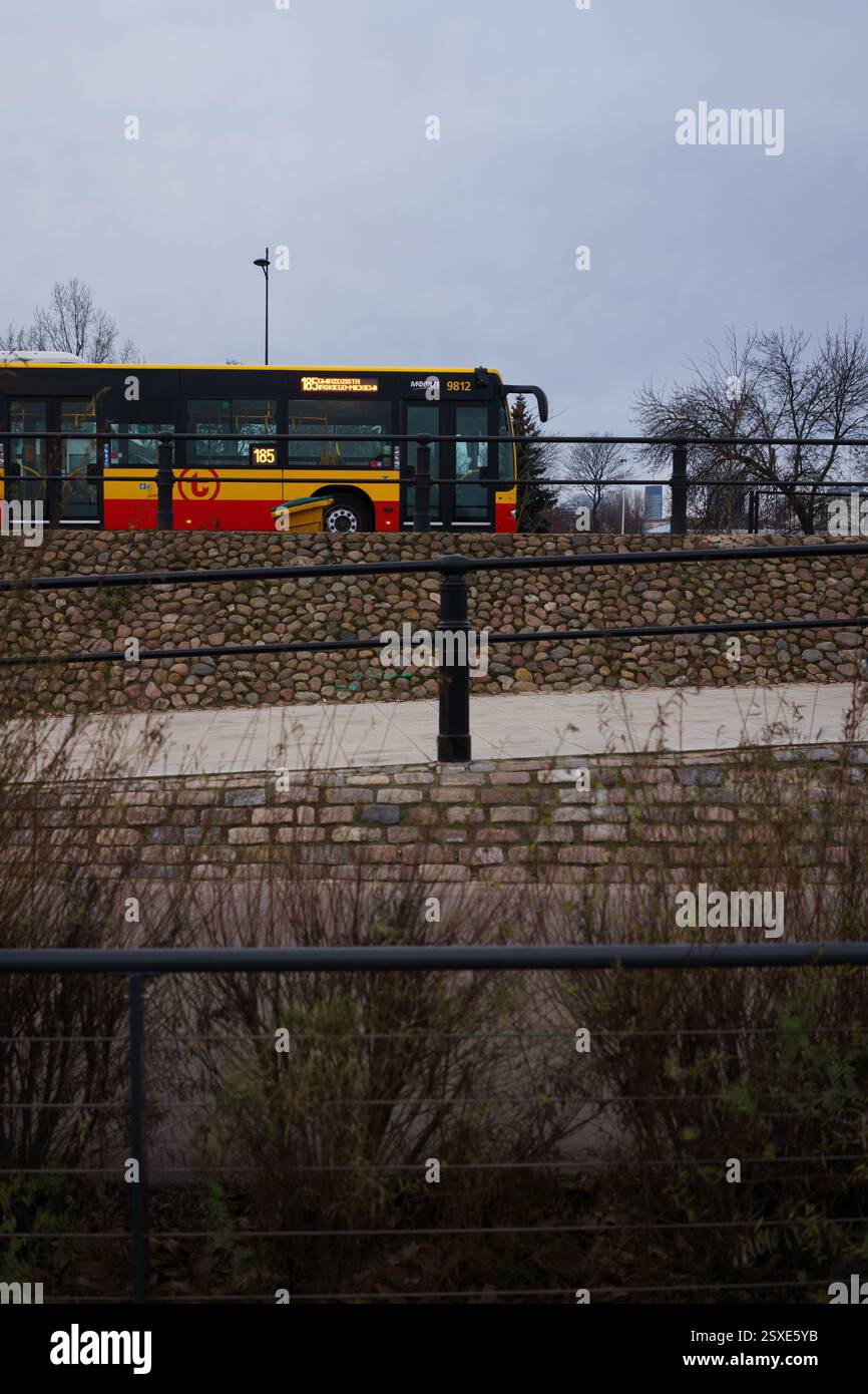 Varsovie, Pologne. 26 janvier 2025 - bus de transport public dans un paysage urbain pendant l'hiver. Banque D'Images